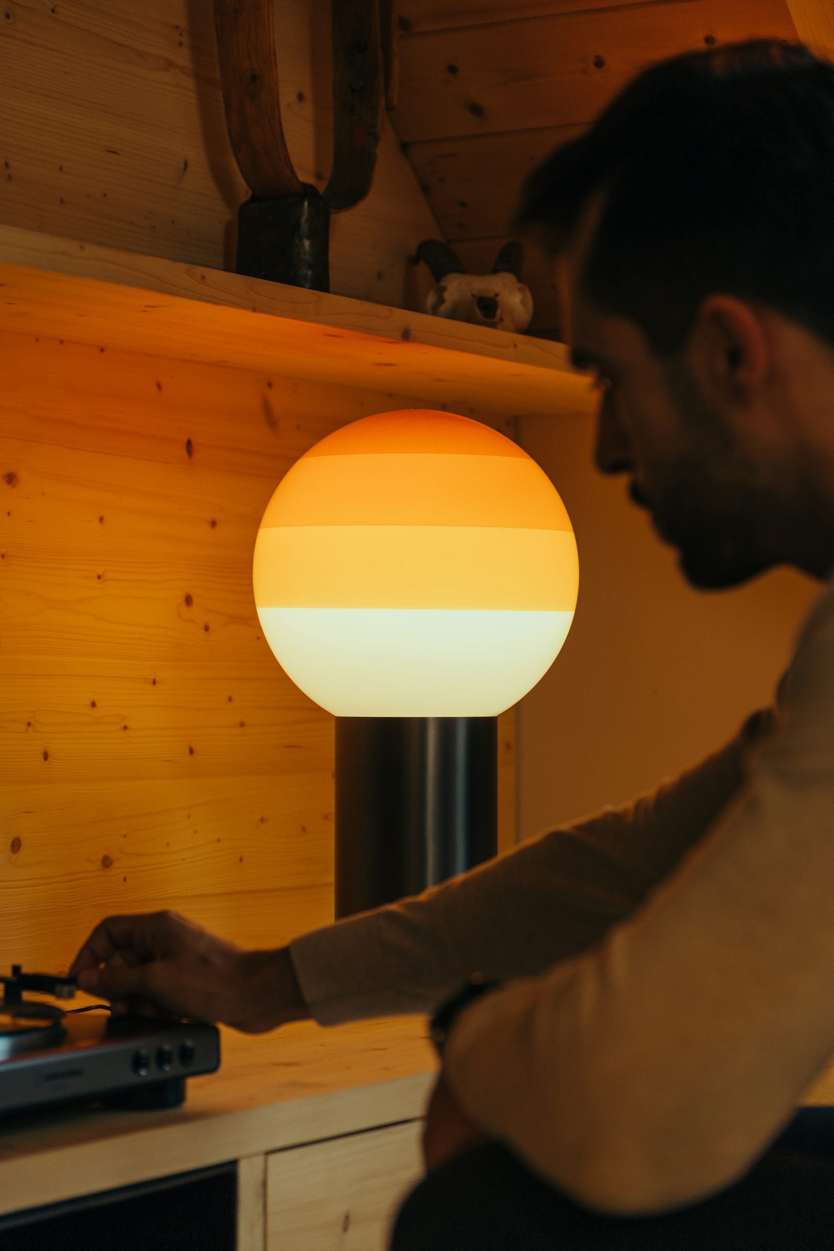 DIPPING amber table lamp with a gold base