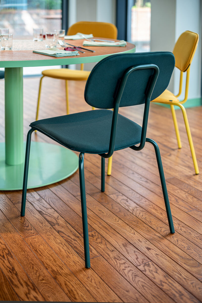 Gestoffeerde stoel NEW SCHOOL met metalen basis