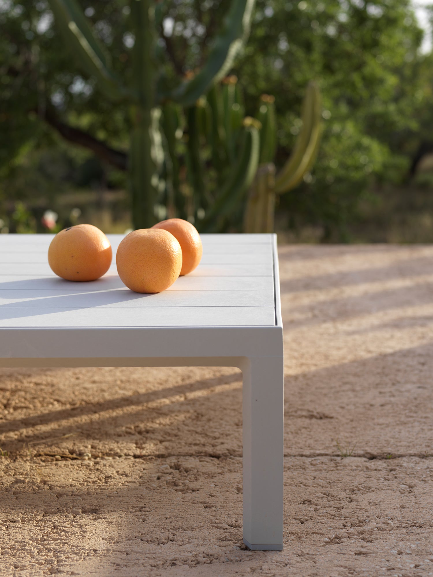 Vierkante buitenbijzettafel MAXIMO krijt