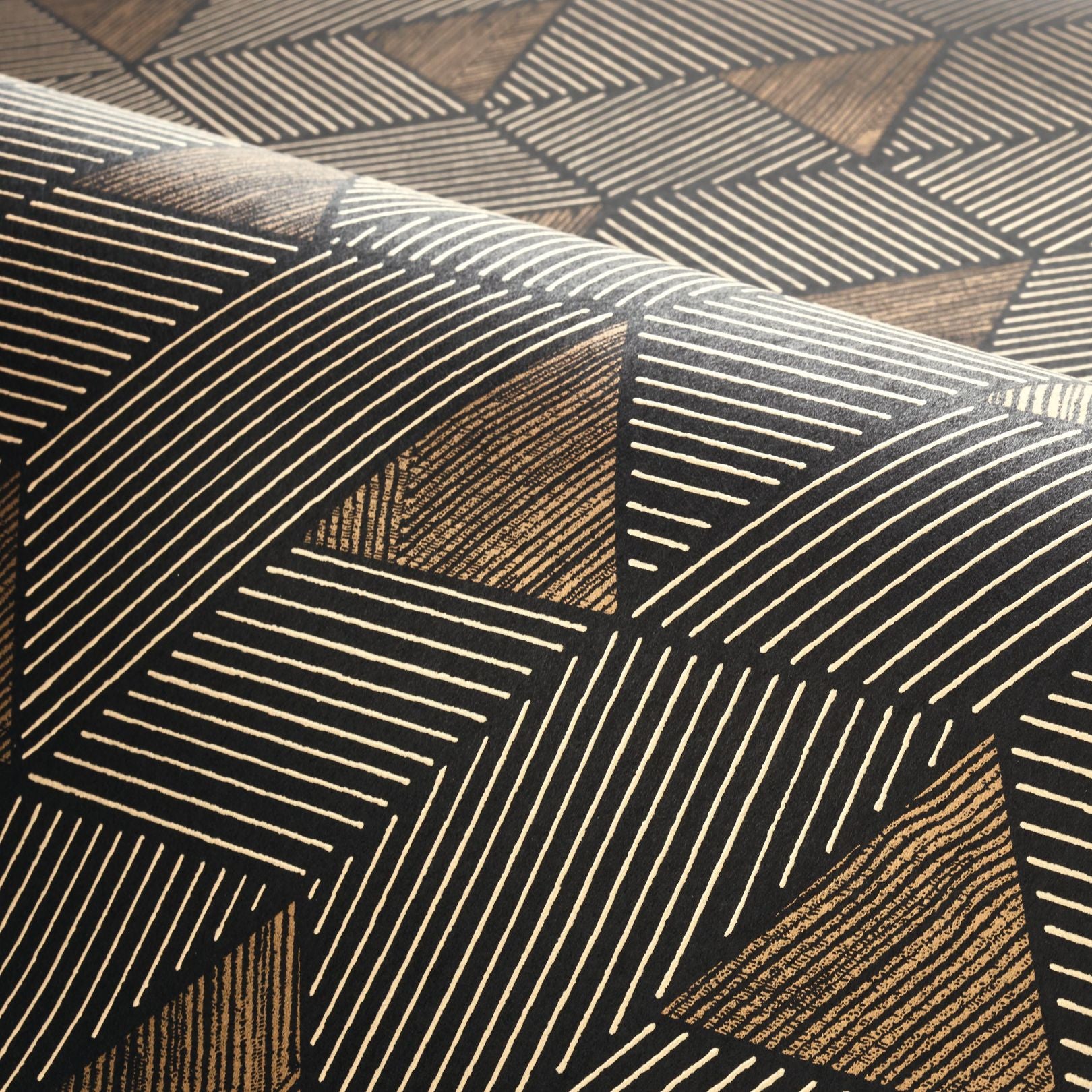 Structural wallpaper with a geometric pattern MÉROÉ - NOIR/MORDORE black with brown