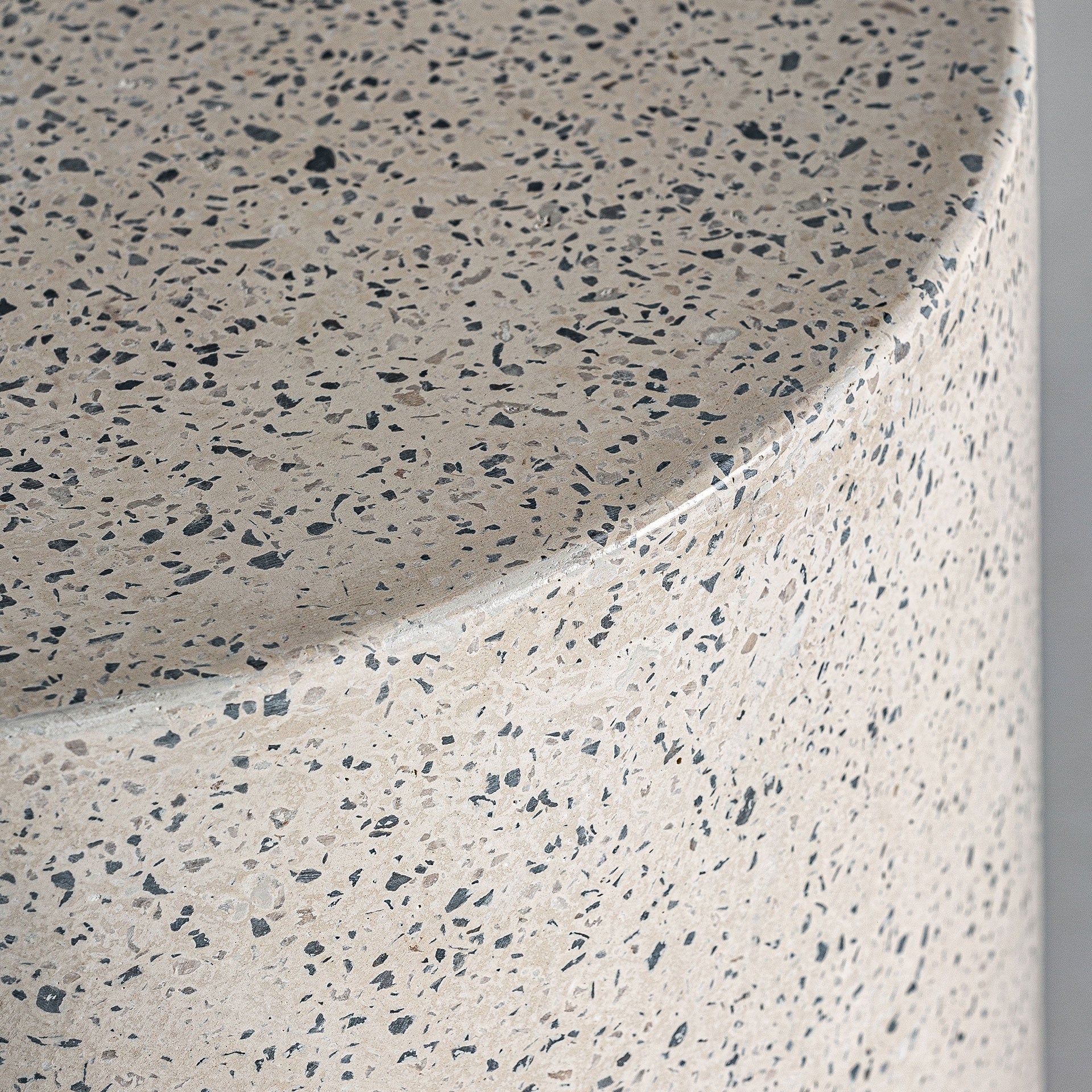 Runder Beistelltisch ALBENGA aus Terrazzo