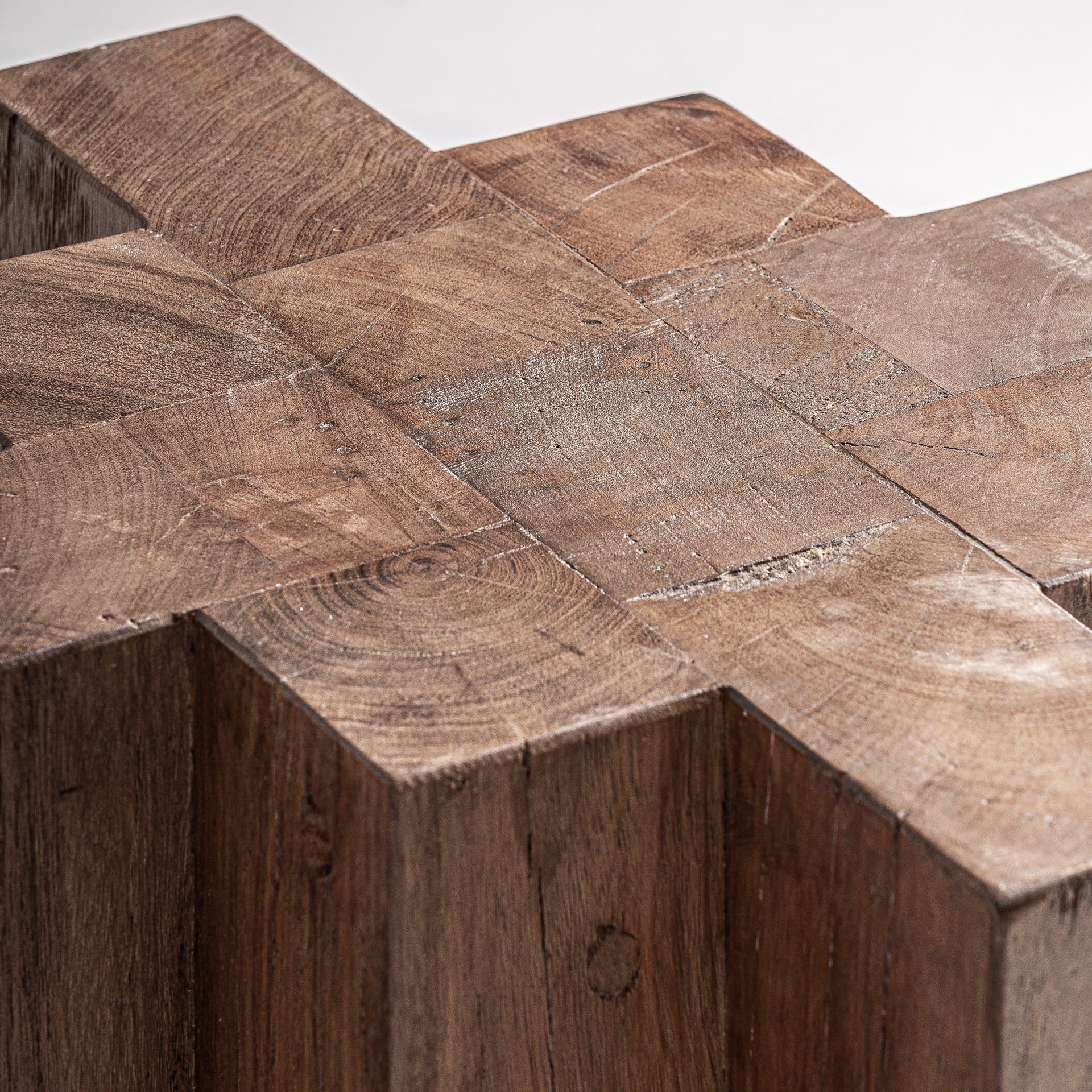 Beistelltisch BRUTALIST aus recyceltem Holz