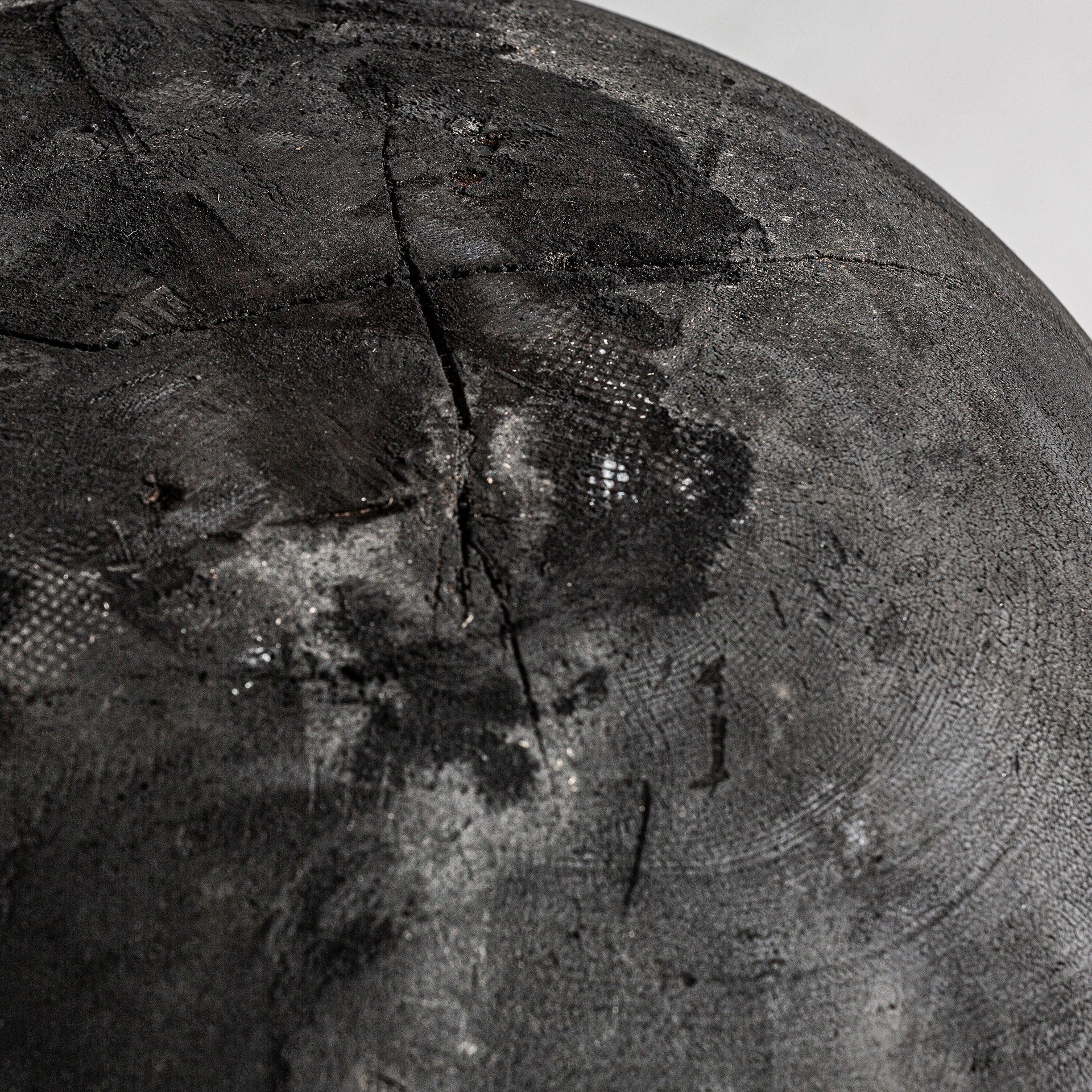 Stolik boczny KEPOI czarne drewno suar