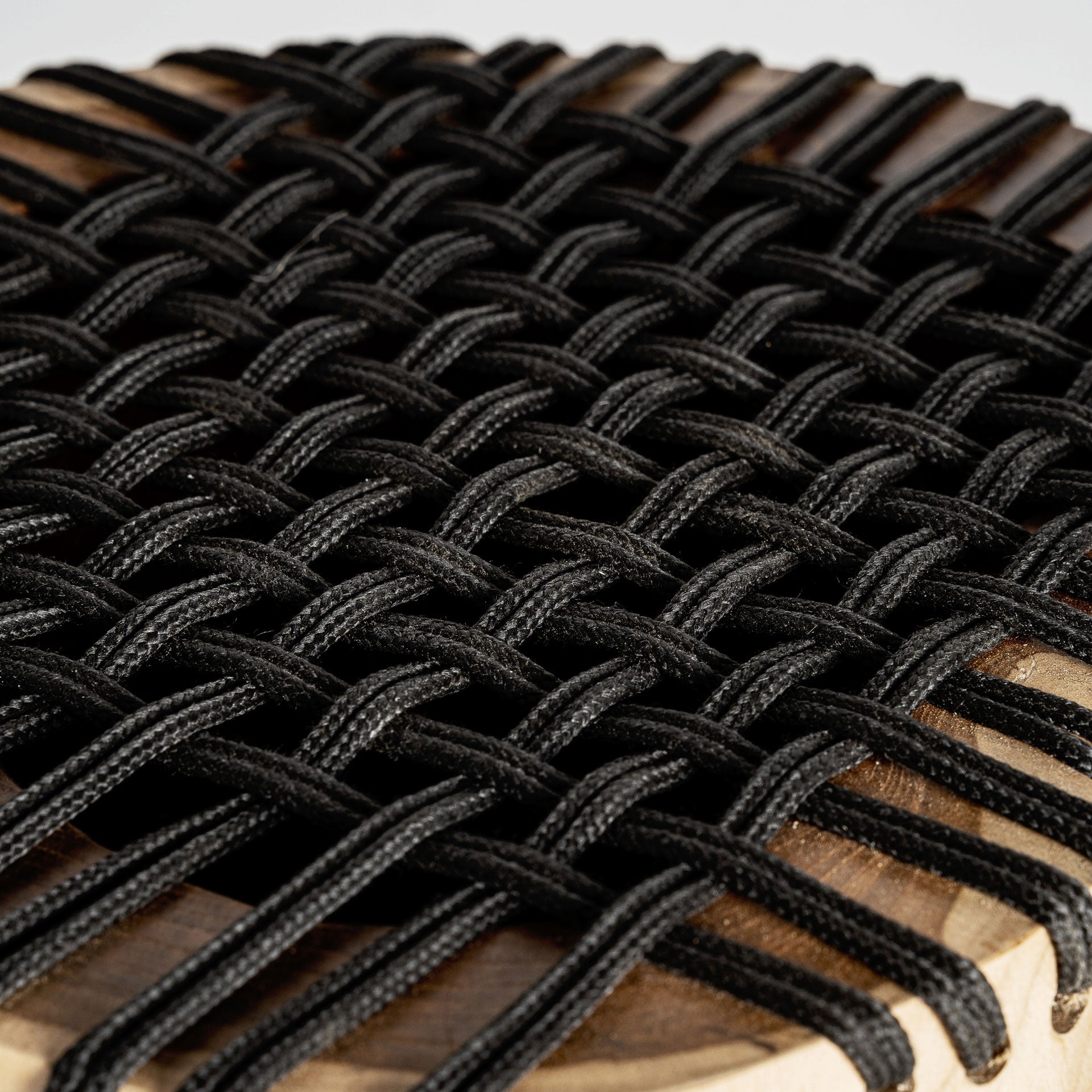 Zijtafel OBERNAI suar hout met zwarte koord