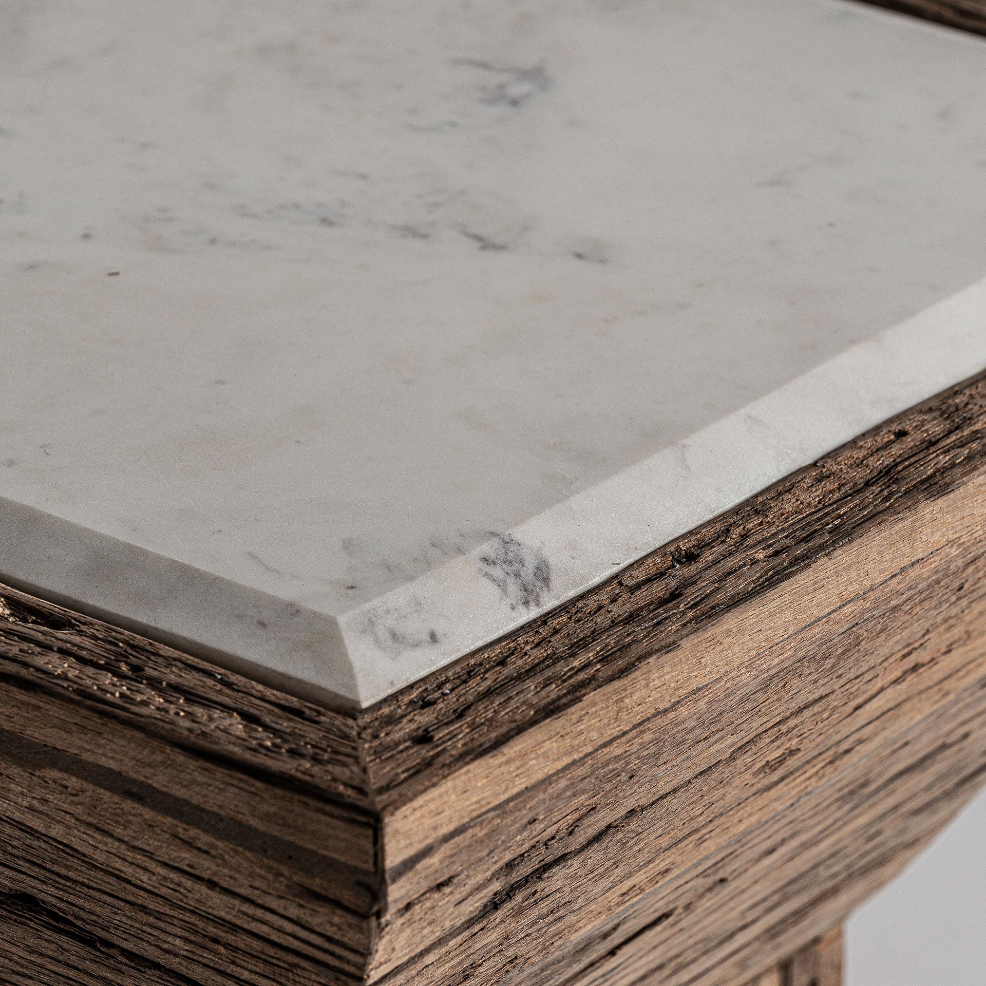 Zijtafel SAMSUN van gerecycled grenenhout met een marmeren blad