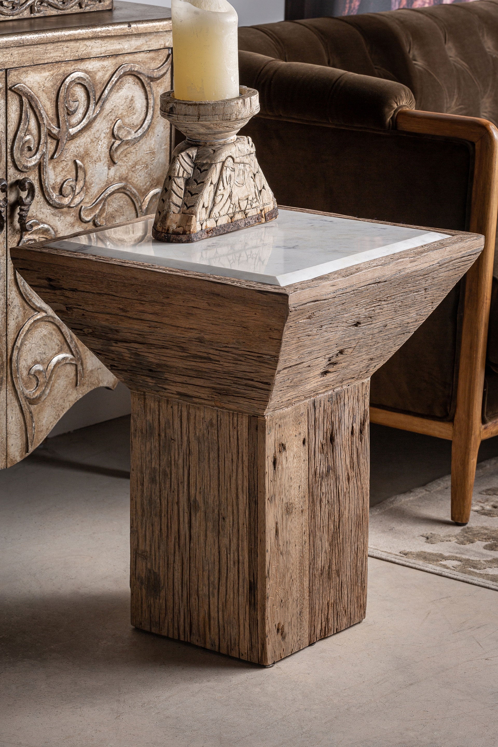 Zijtafel SAMSUN van gerecycled grenenhout met een marmeren blad