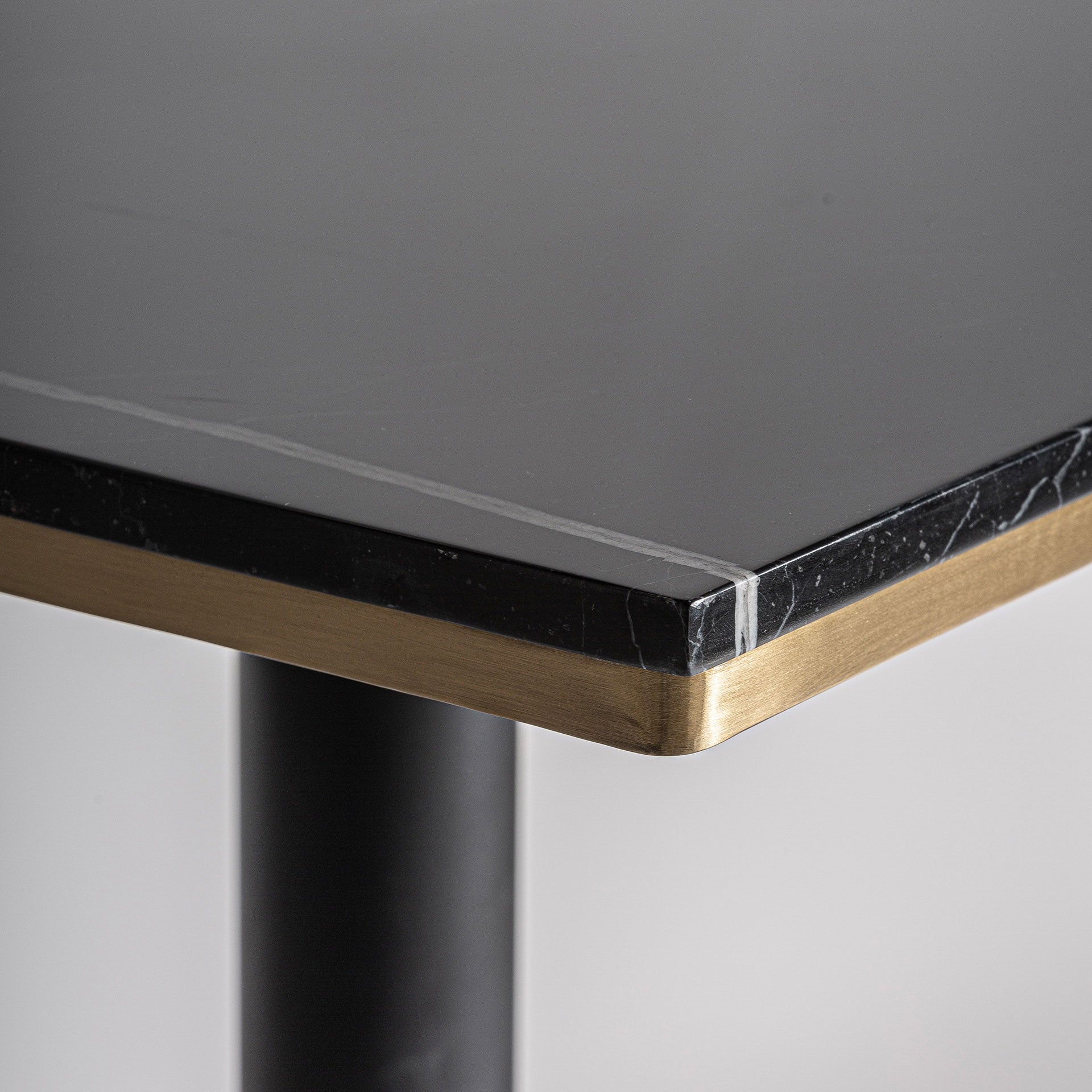 Barhocker MHERE schwarz mit goldenem Fuß
