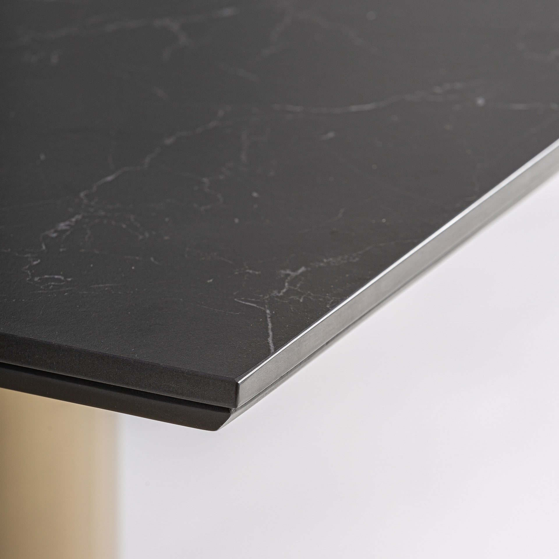 Barhocker TASQUE schwarz mit goldenem Fuß