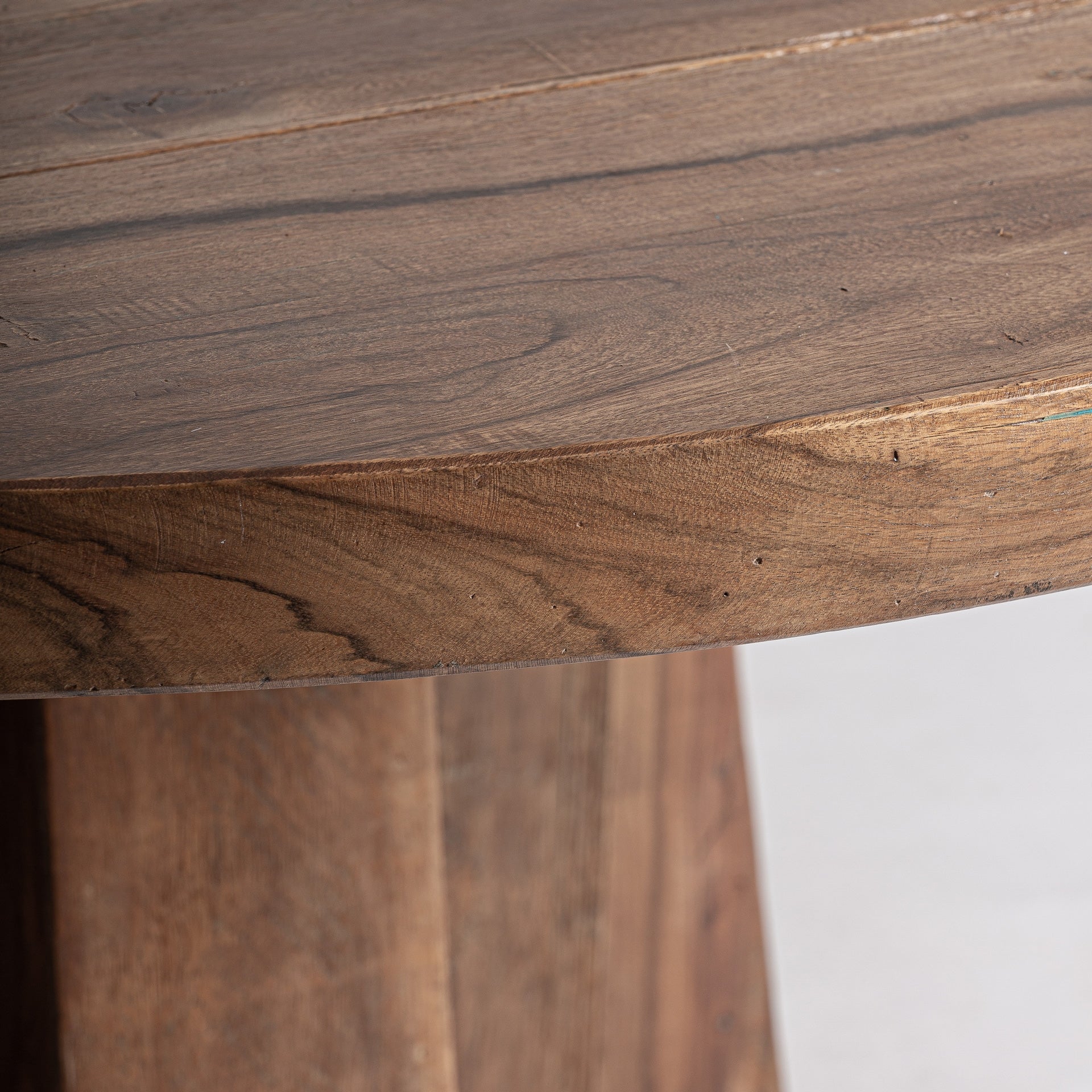 Ronde tafel BRUTALIST van gerecycled hout