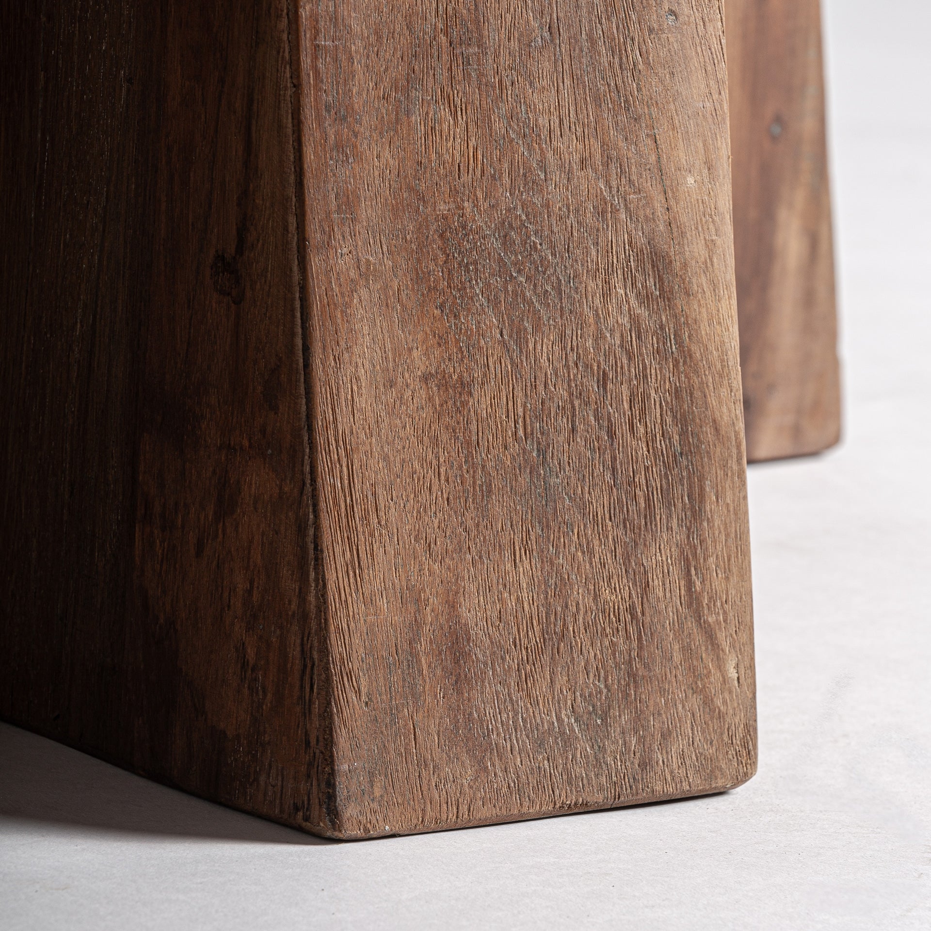 Ronde tafel BRUTALIST van gerecycled hout