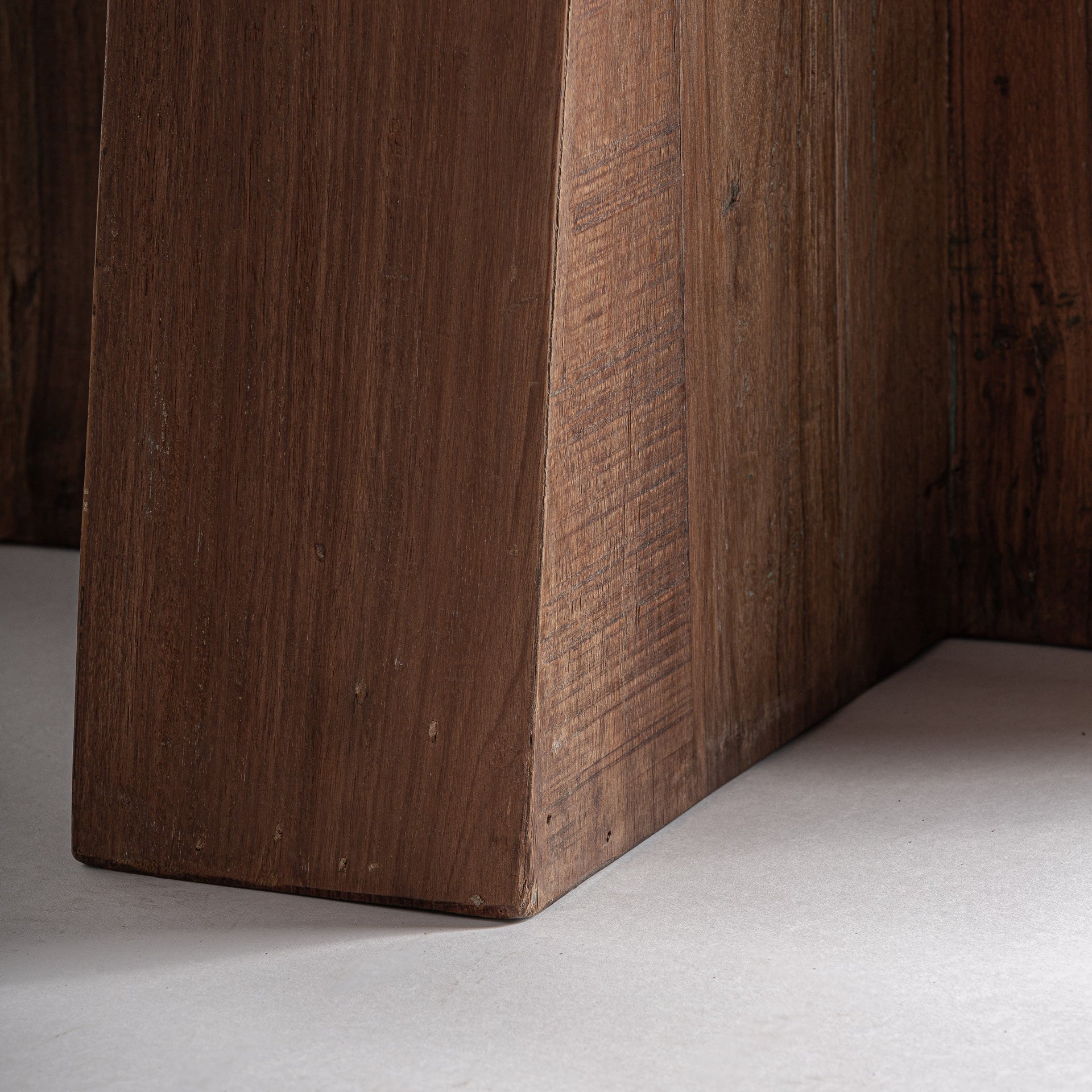 Ronde tafel BRUTALIST van gerecycled hout