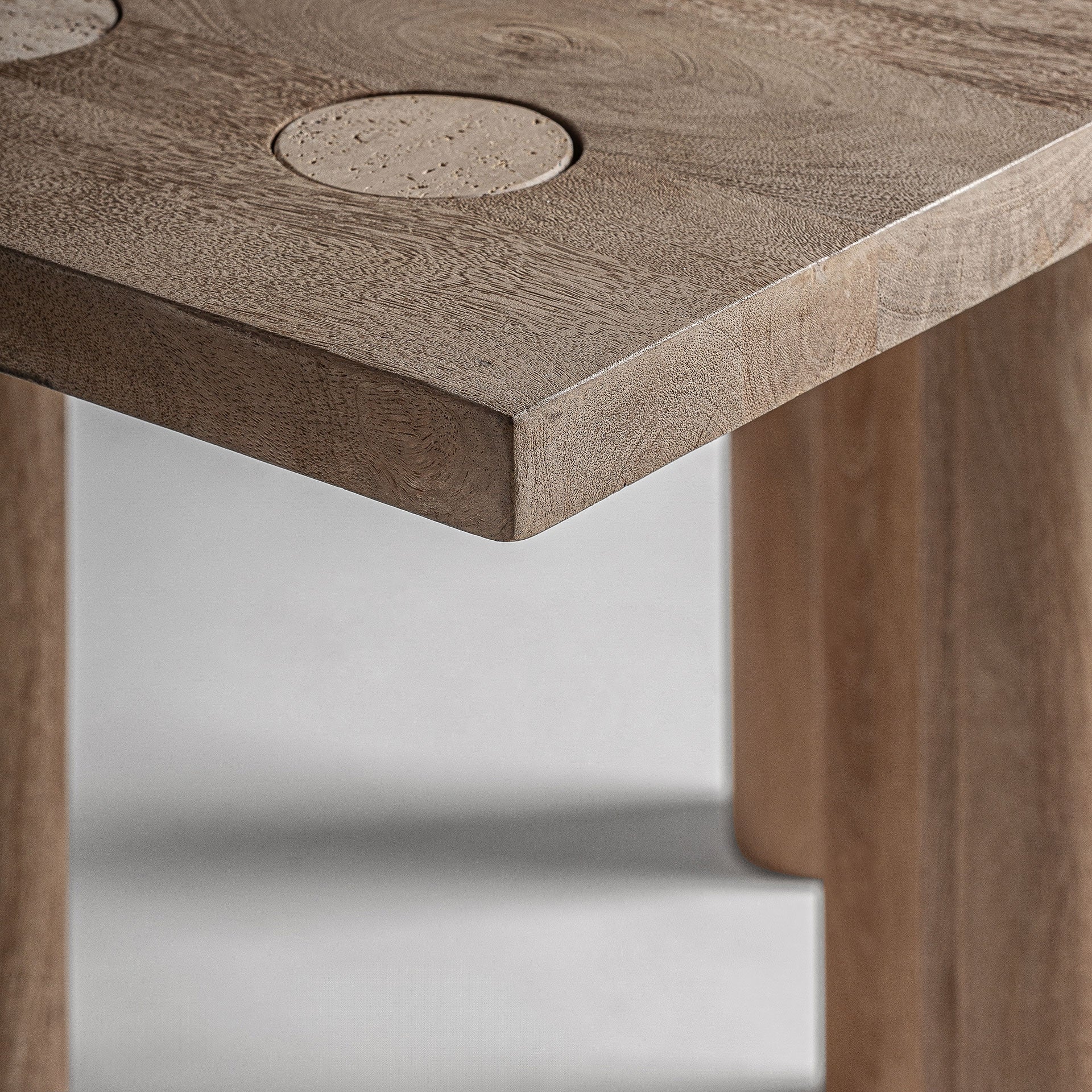 Vierkante tafel JACQUARD van mango-hout met travertijnafwerking