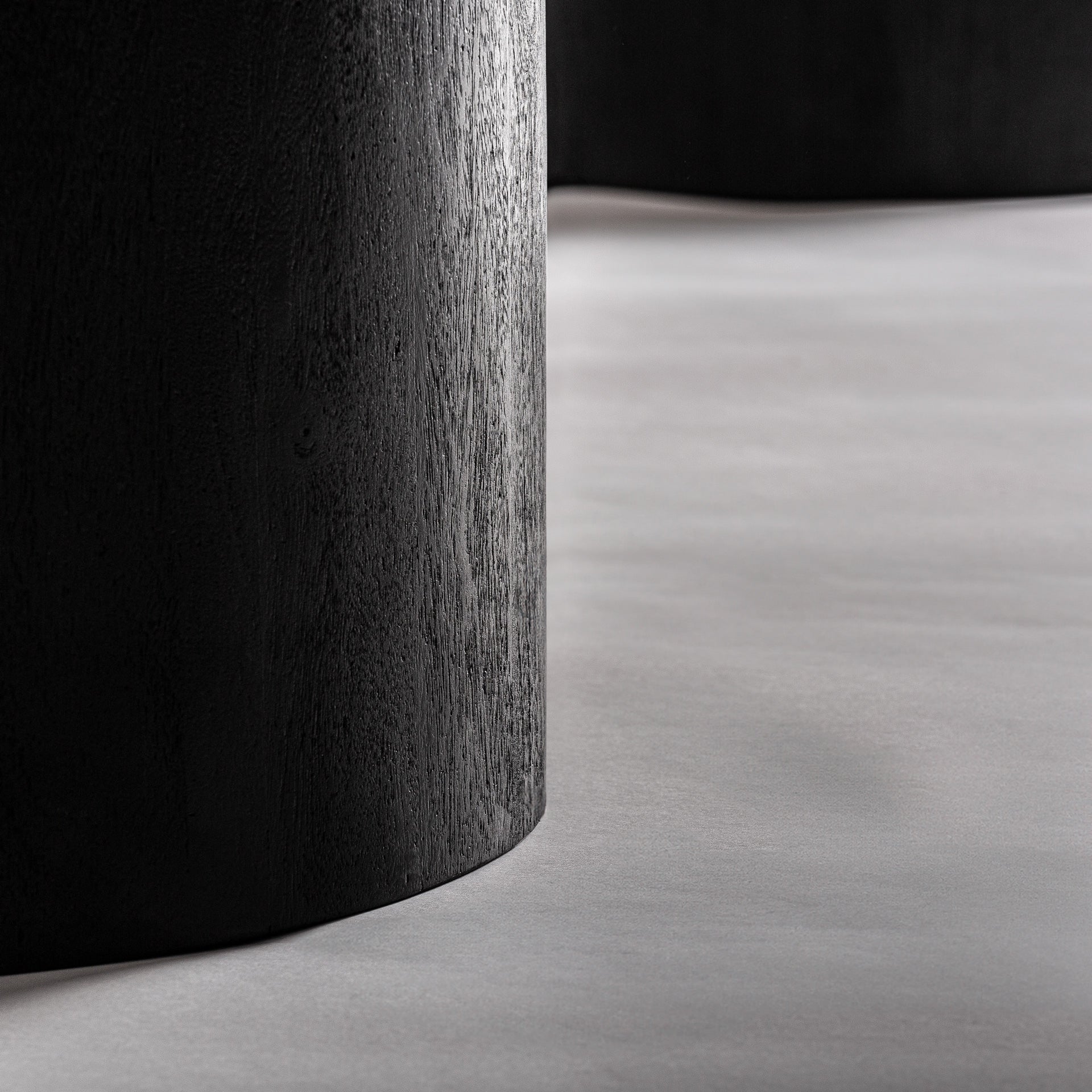 Tisch KNAITH aus Akazienholz mit schwarzem Gestell