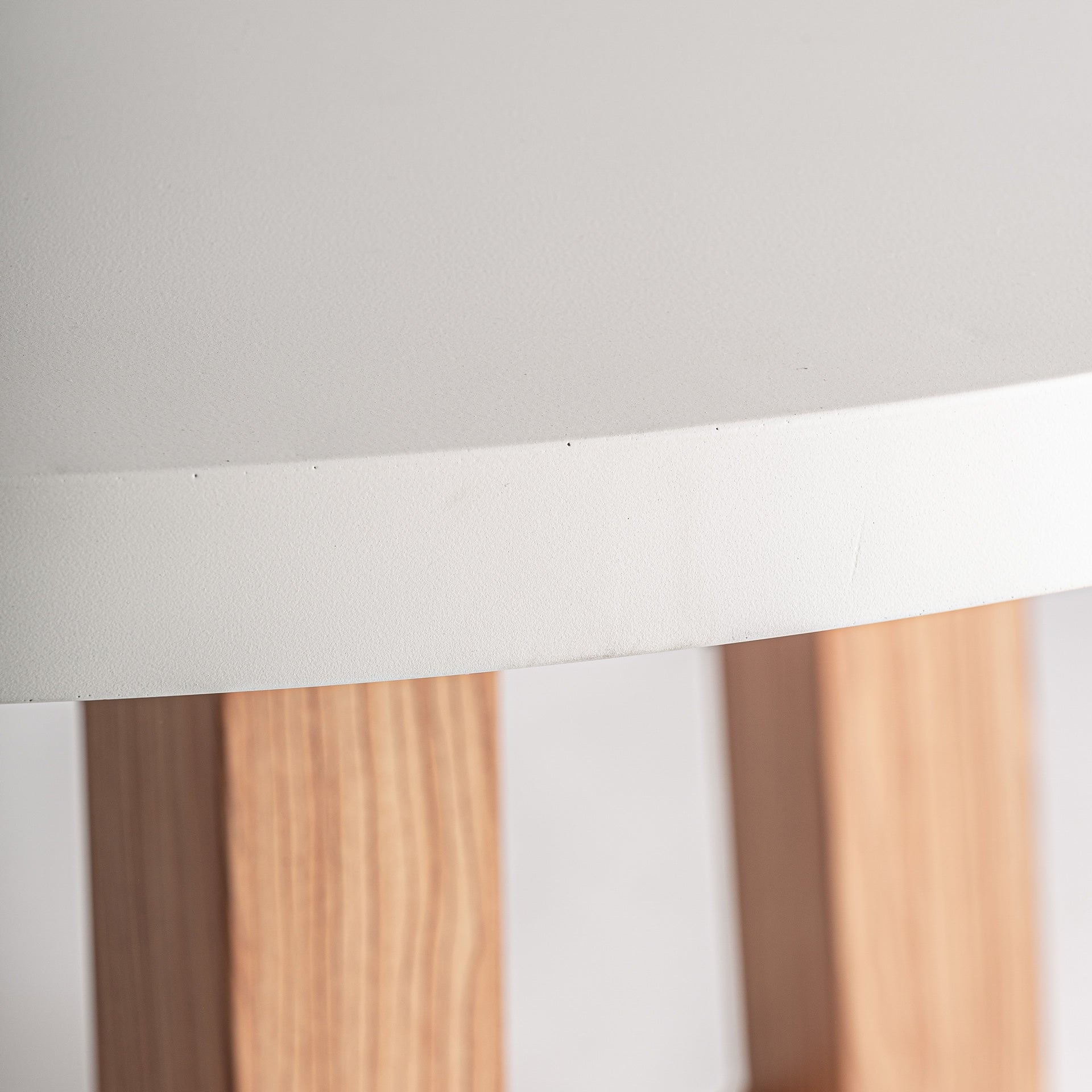 Ronde buiten tafel KOSHENA met betonnen blad en aluminium basis