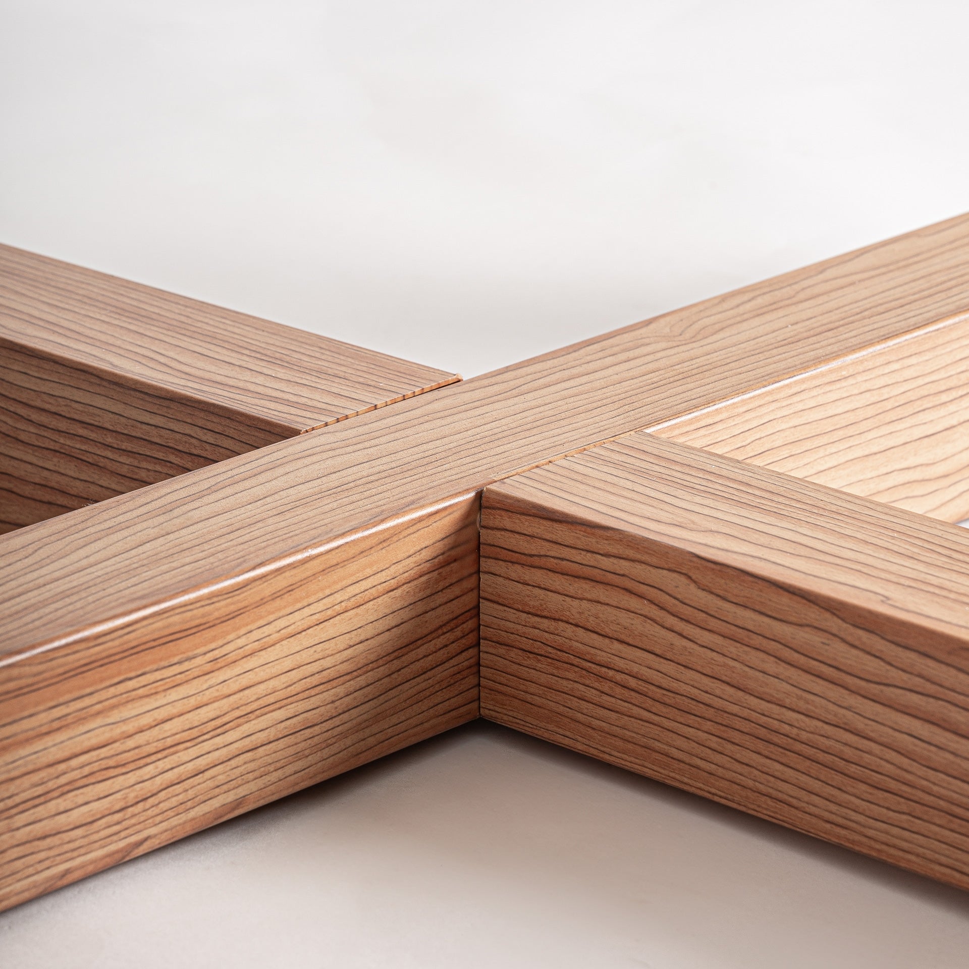 Ronde buiten tafel KOSHENA met betonnen blad en aluminium basis