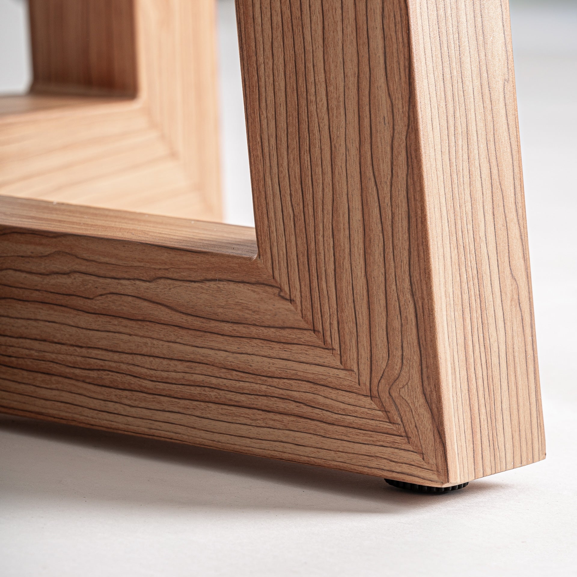 Ronde buiten tafel KOSHENA met betonnen blad en aluminium basis