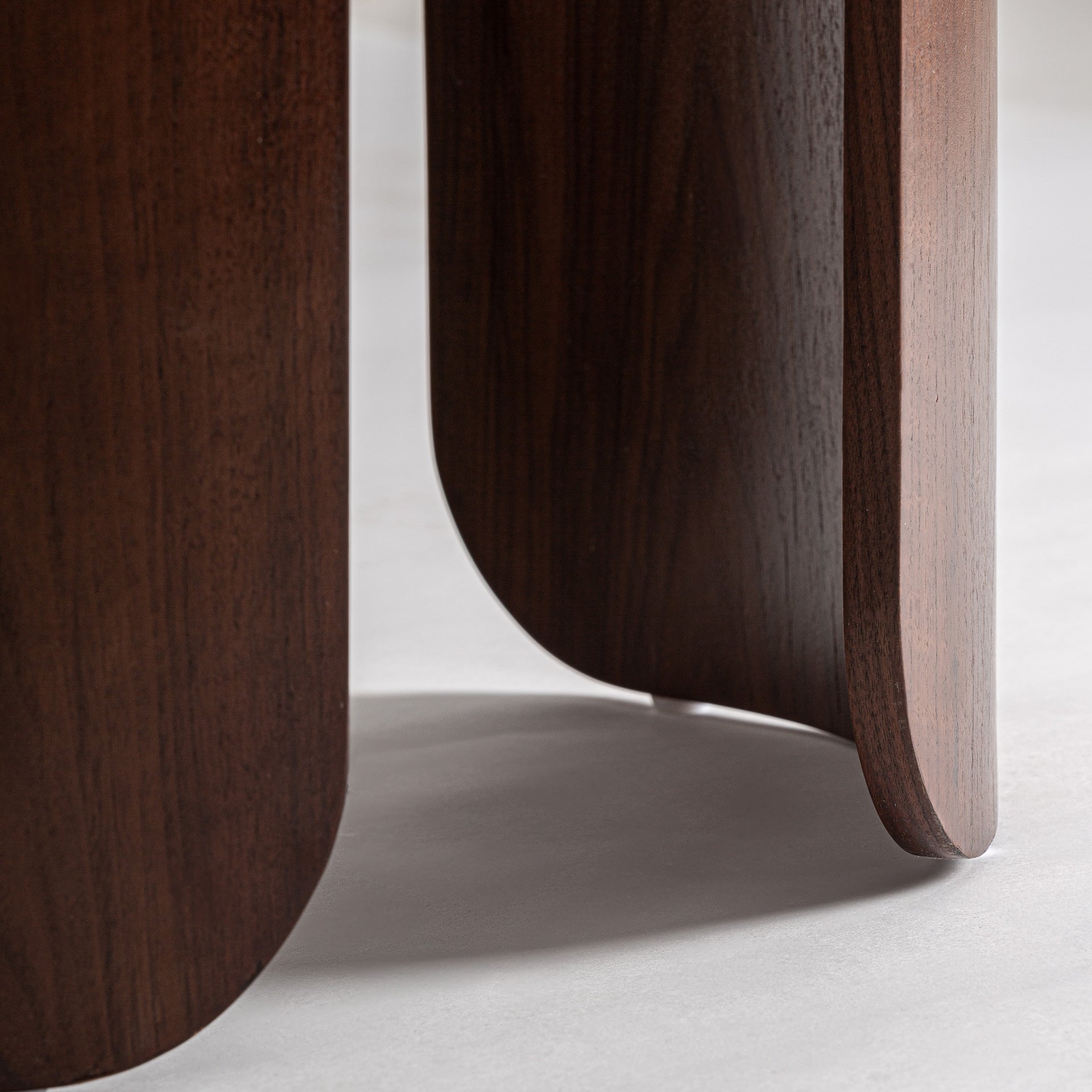 Ronde tafel LHERM beige blad met houten basis