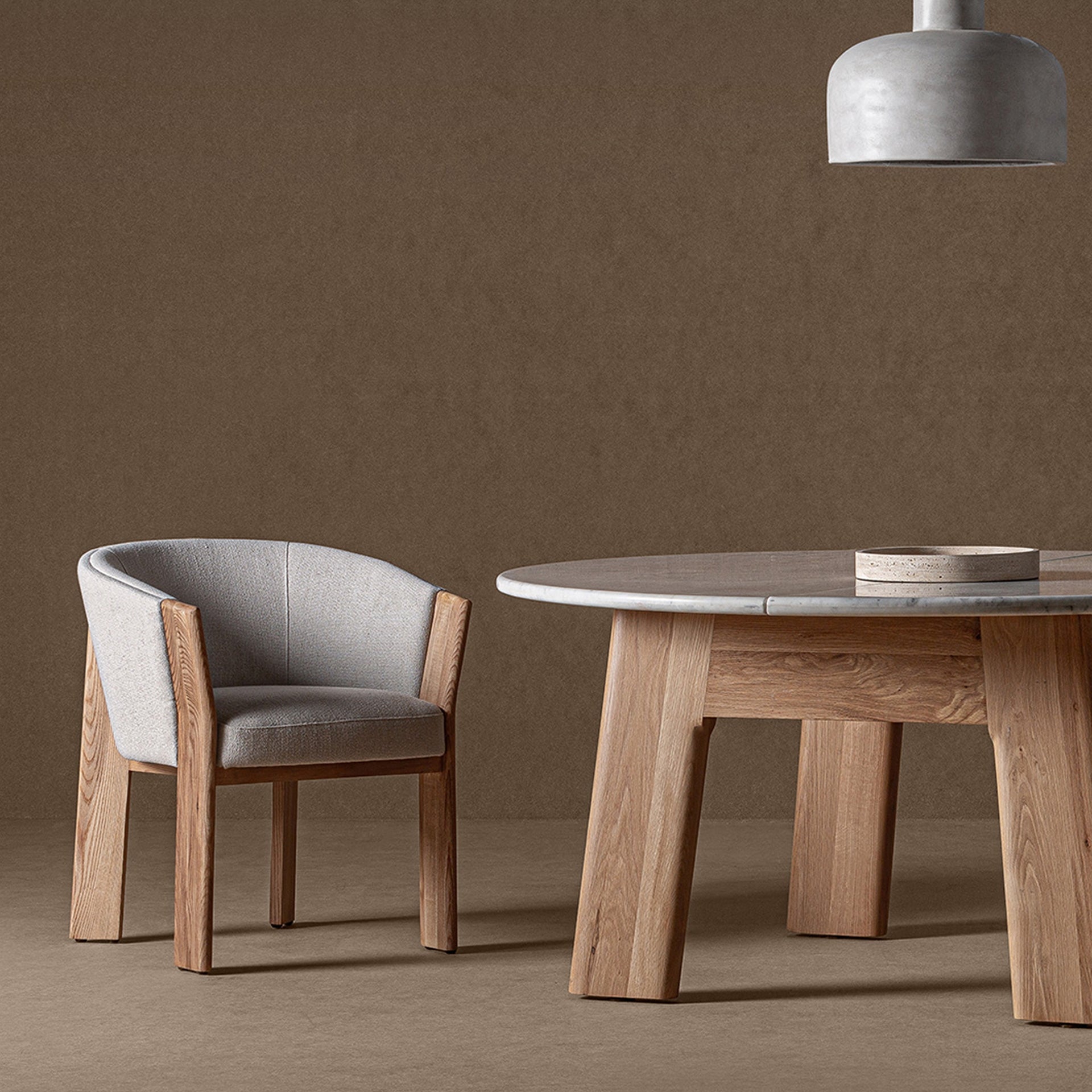 Ronde tafel NARA van eikenhout met een marmeren blad