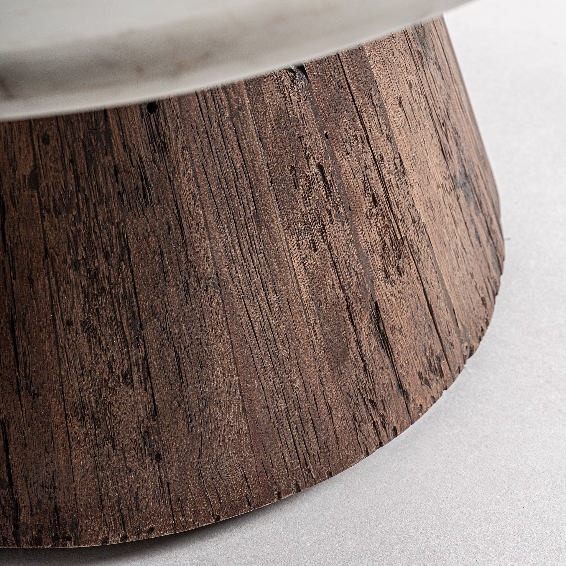 Ronde tafel SKORUP van gerecycled hout met een marmeren blad