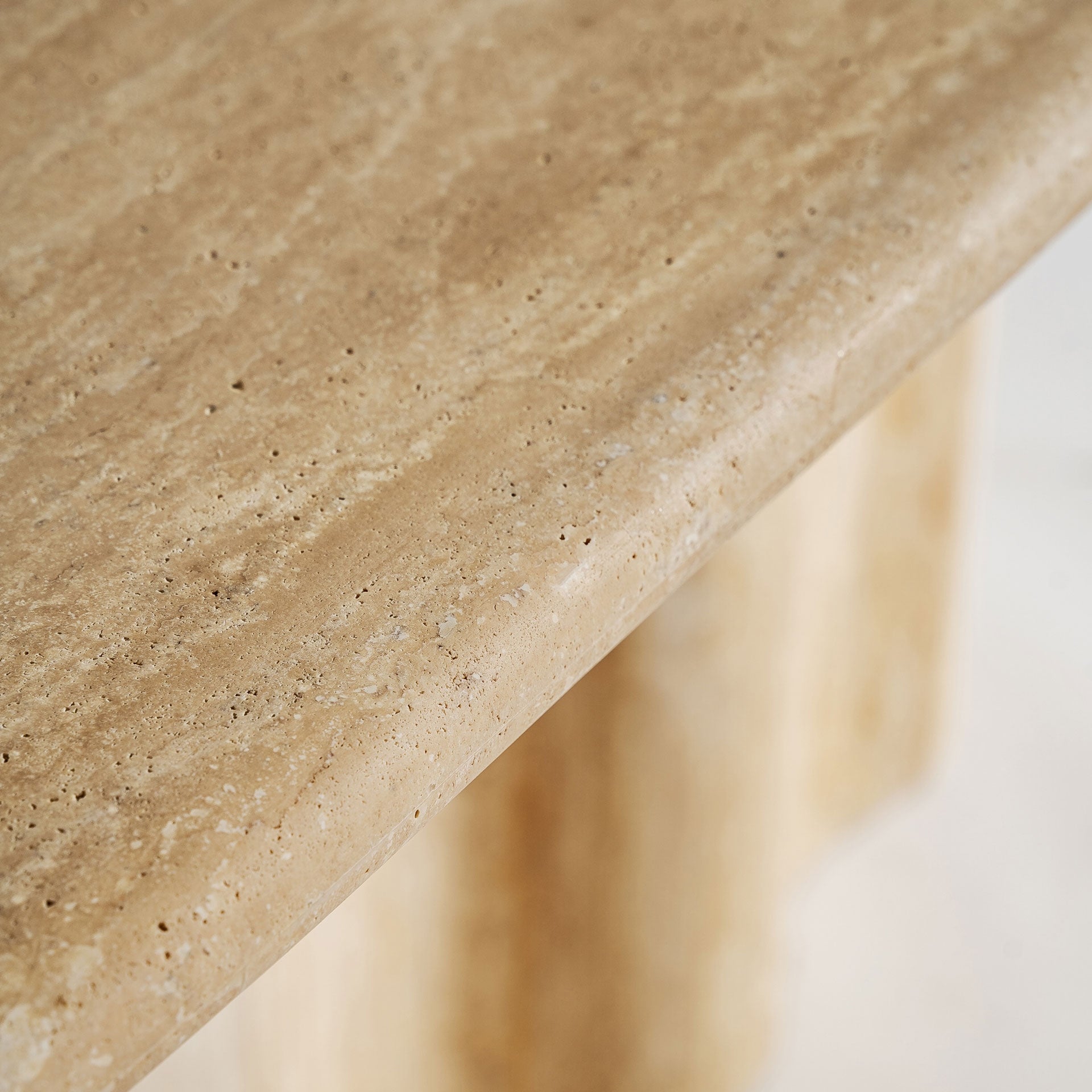 Ovale tafel op één voet THIENNES beige travertin