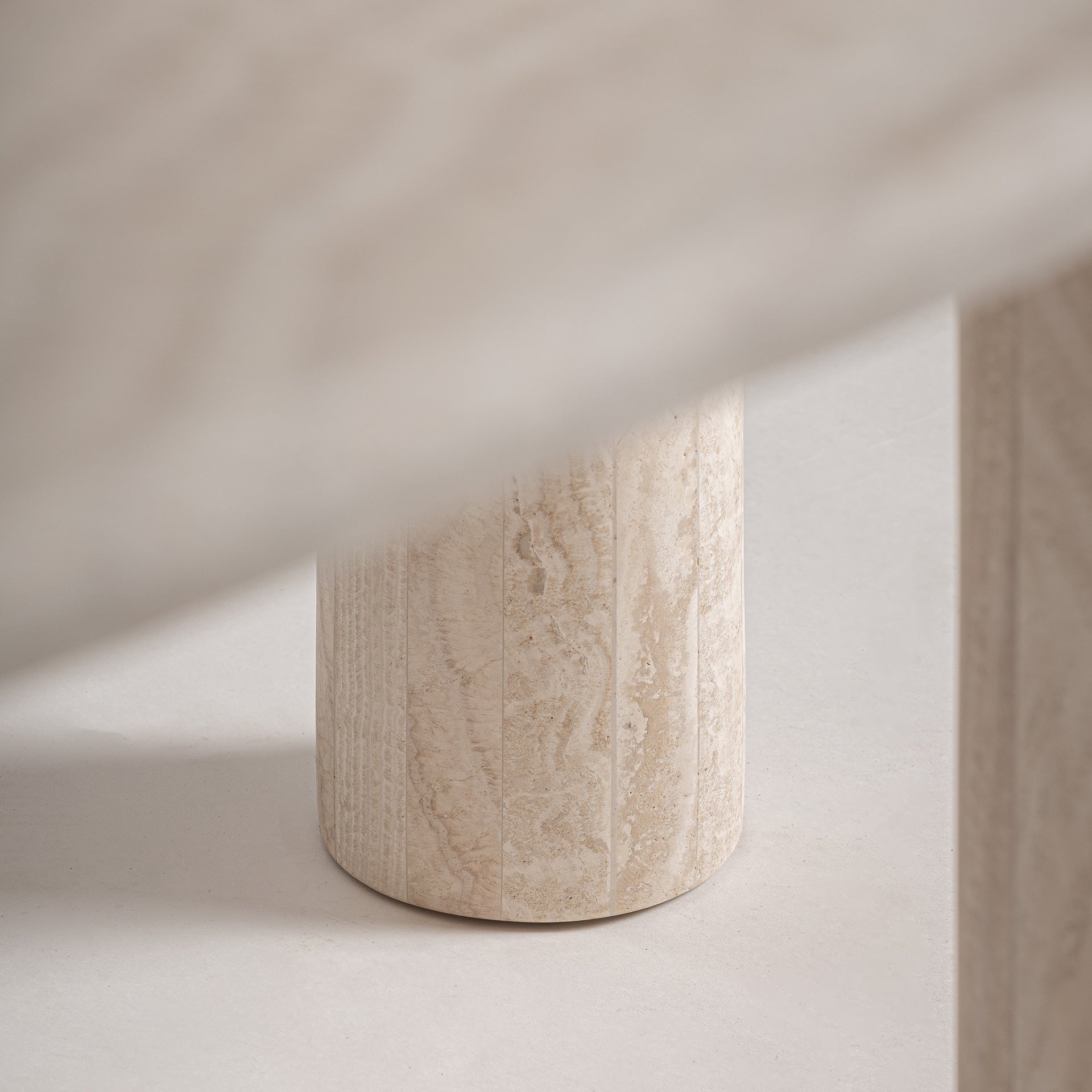 Tafel THIENNES gebroken witte travertin