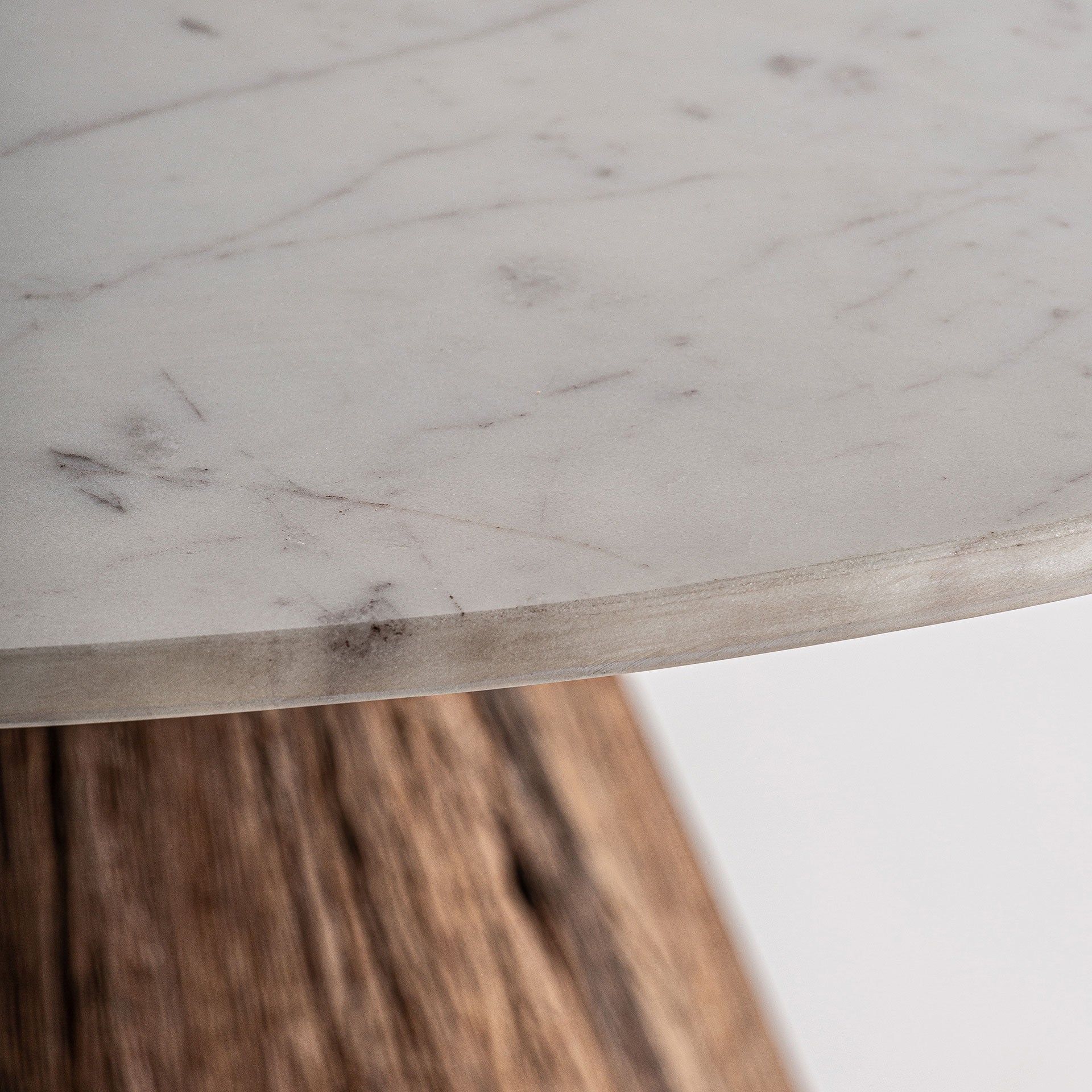 Ronde tafel TOIGNE van tropisch hout met een marmeren blad