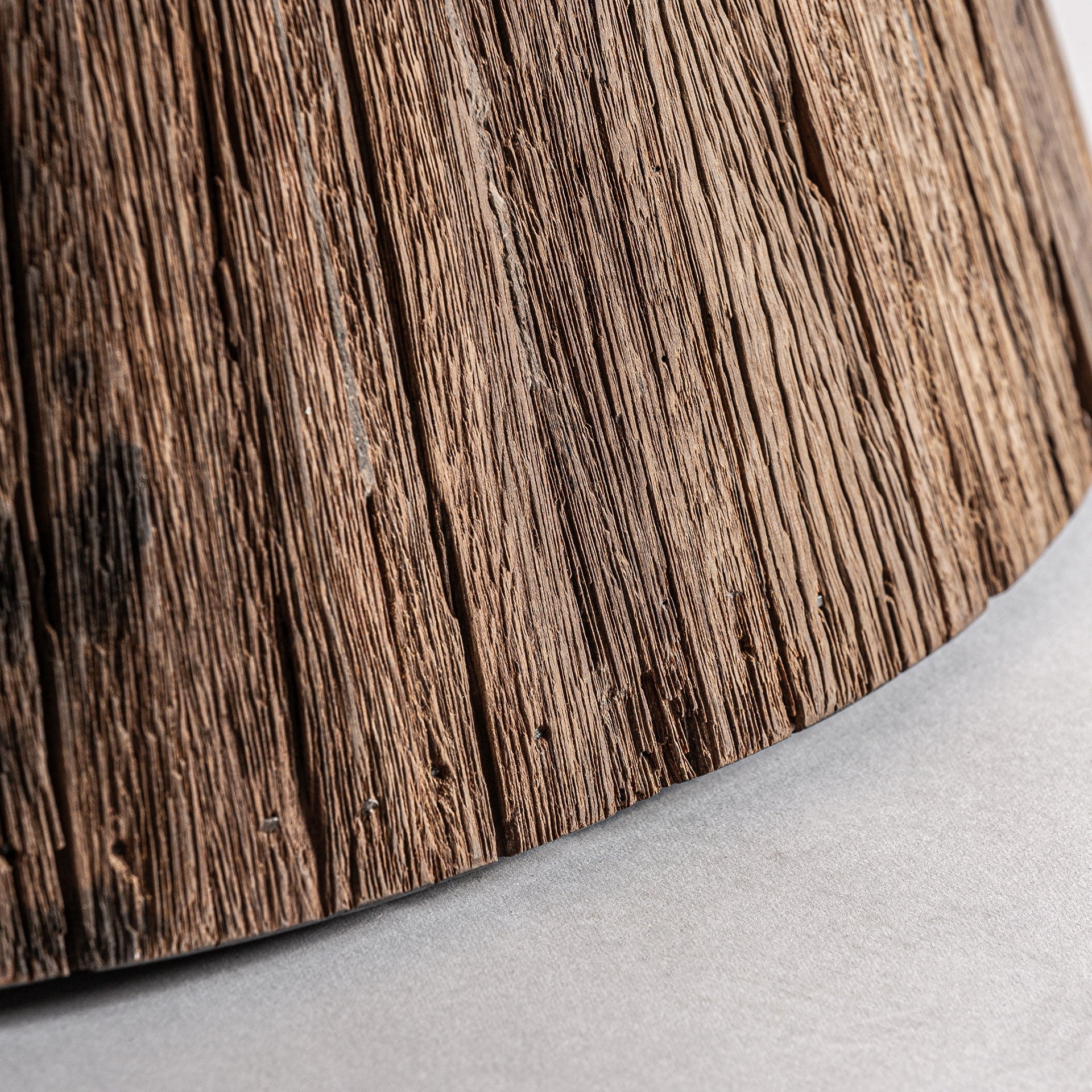 Ronde tafel TOIGNE van tropisch hout met een marmeren blad