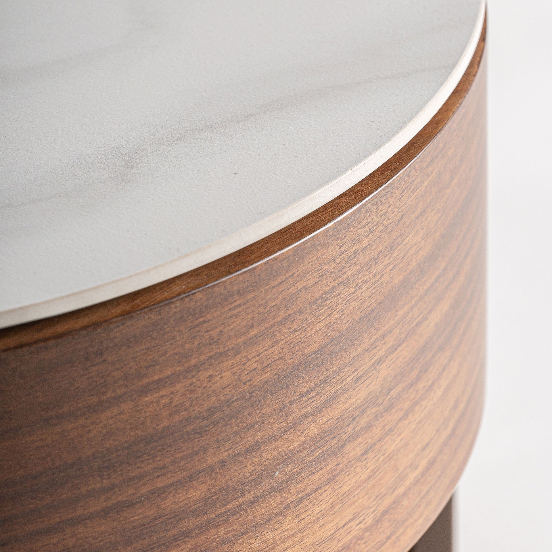 Nachtkastje GISWIL van eucalyptusfineer met beige afwerking