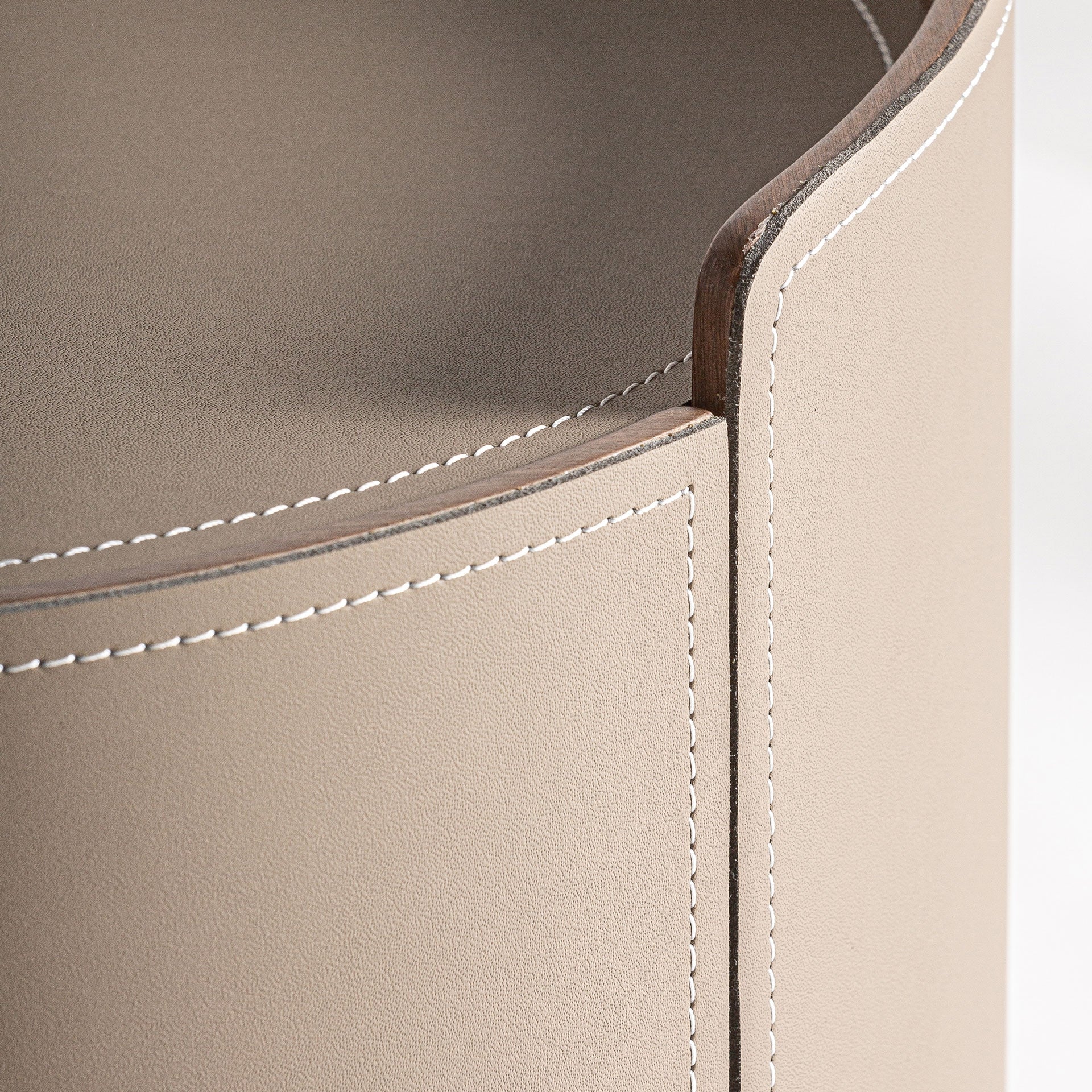 Nachtkastje KANDERN eucalyptushout met beige afwerking