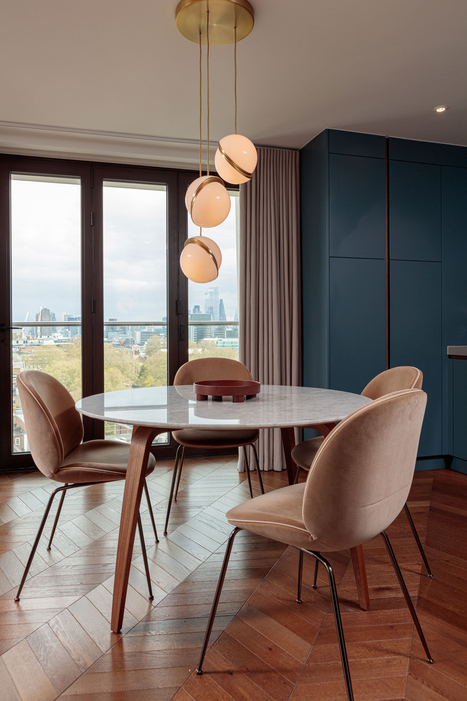 Plafondlamp CRESCENT met opalen glazen kap en messing.