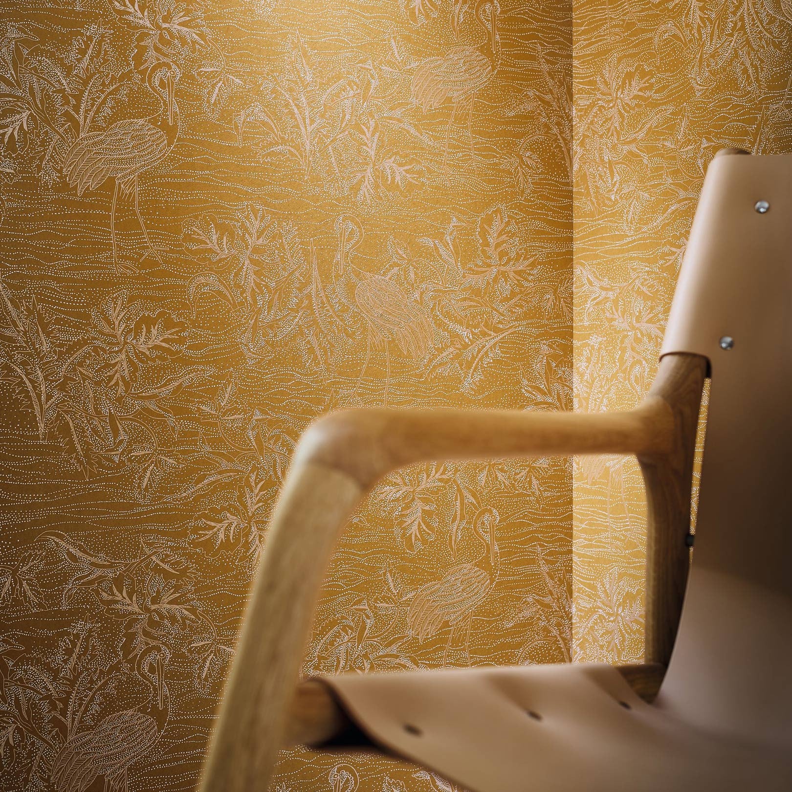 Strukturierte Tapete mit pflanzlichem und tierischem Motiv MIRADOR - OCRE gelb