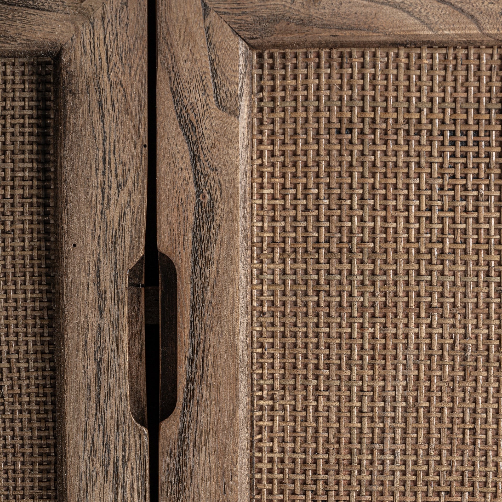 RTV-Sideboard BYREMO aus Ulmenholz