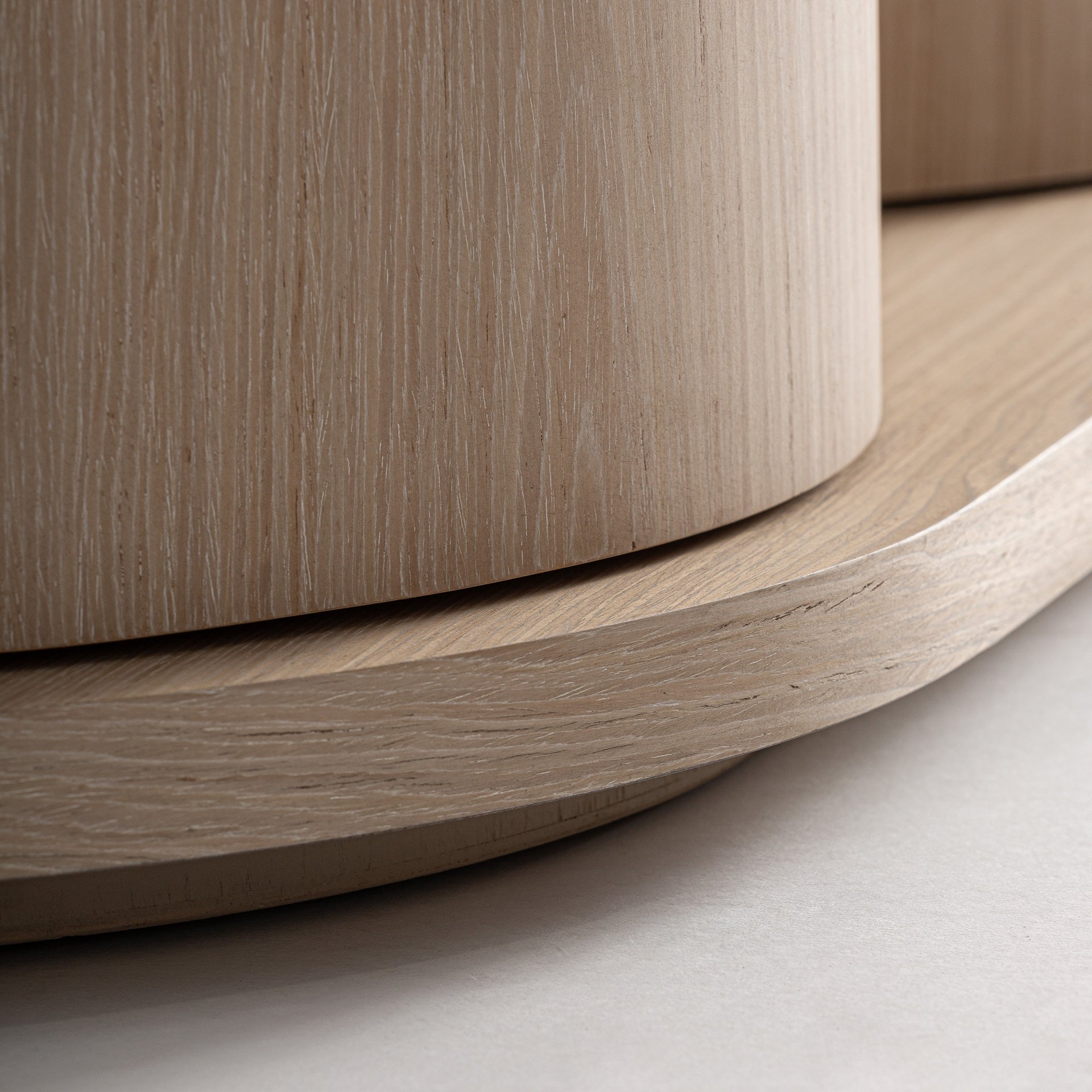 RTV-Sideboard KHARJ aus Eichenholz