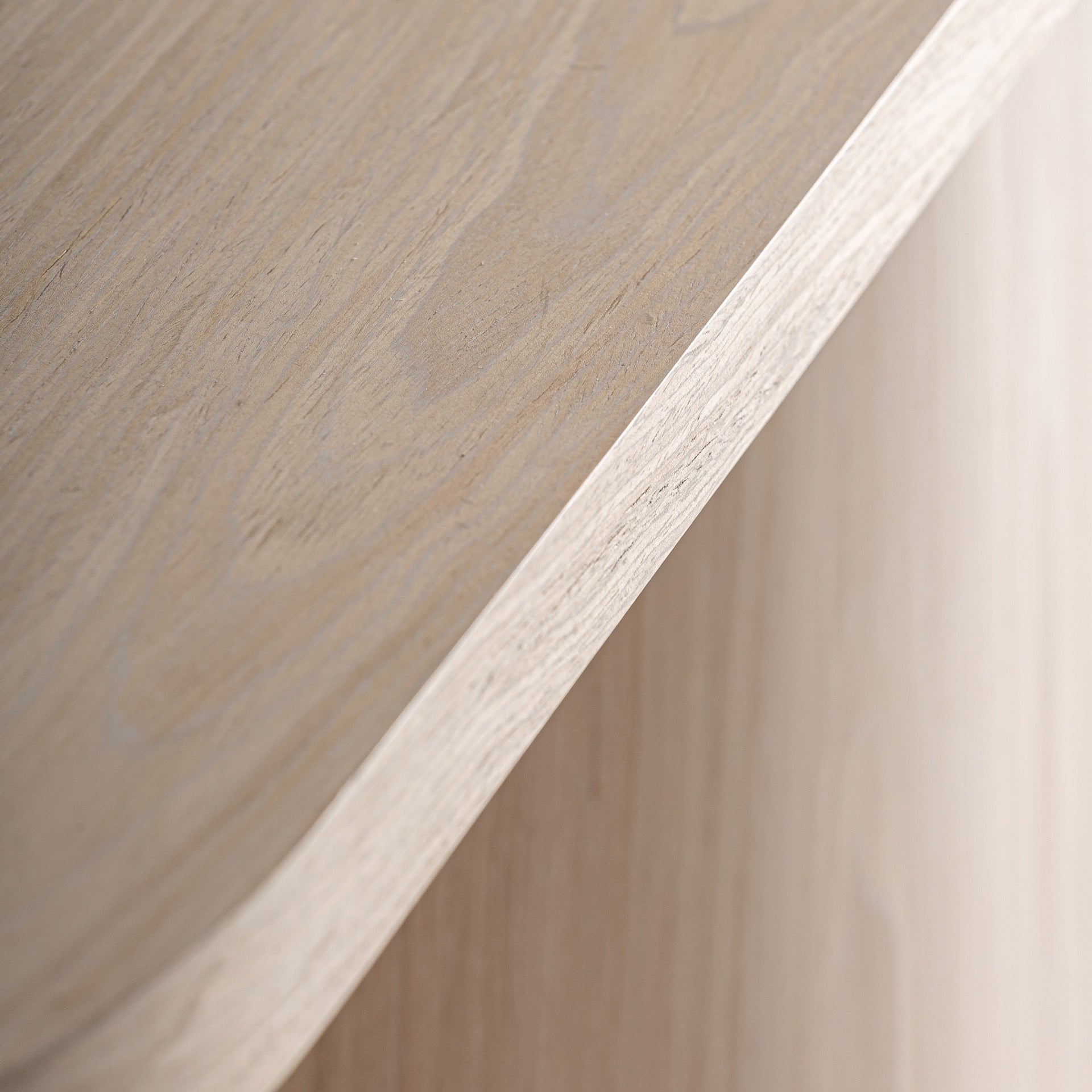 RTV-Sideboard KHARJ aus Eichenholz