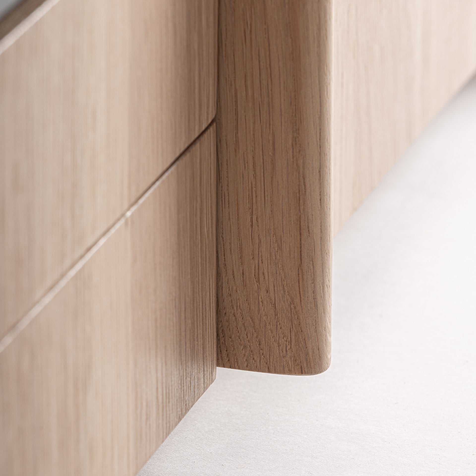 RTV-Sideboard NARA aus Eichenholz mit Marmorplatte