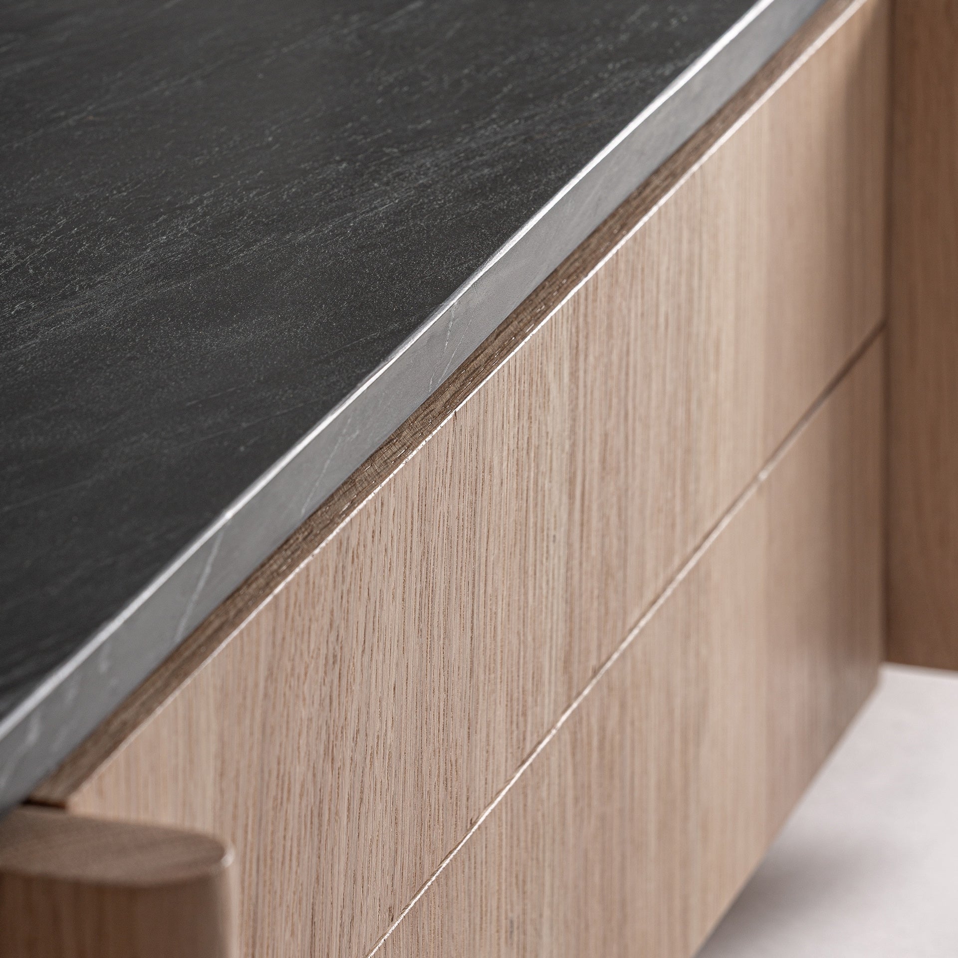 RTV-Sideboard NARA aus Eichenholz mit Marmorplatte