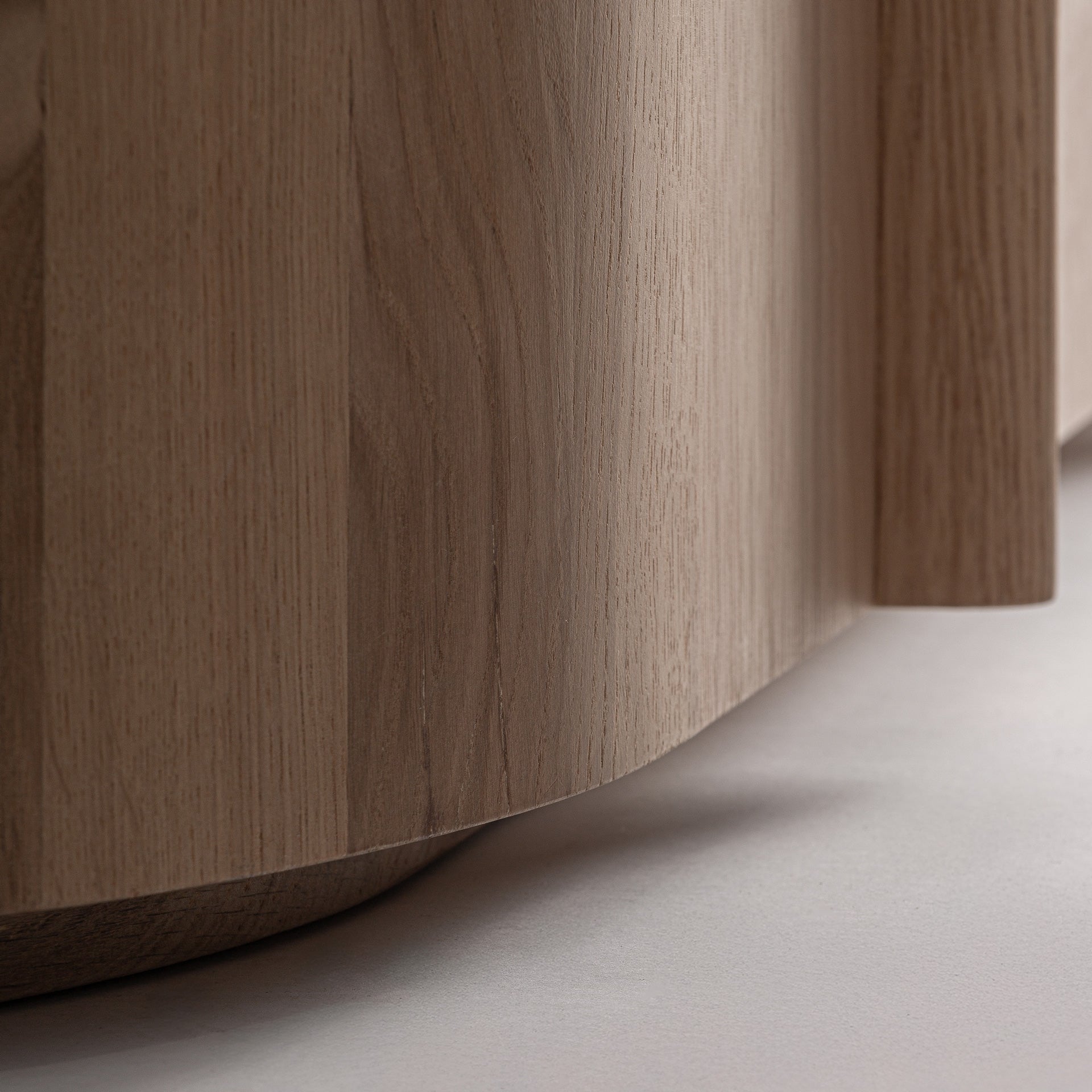 RTV-Sideboard NARA aus Eichenholz mit Marmorplatte