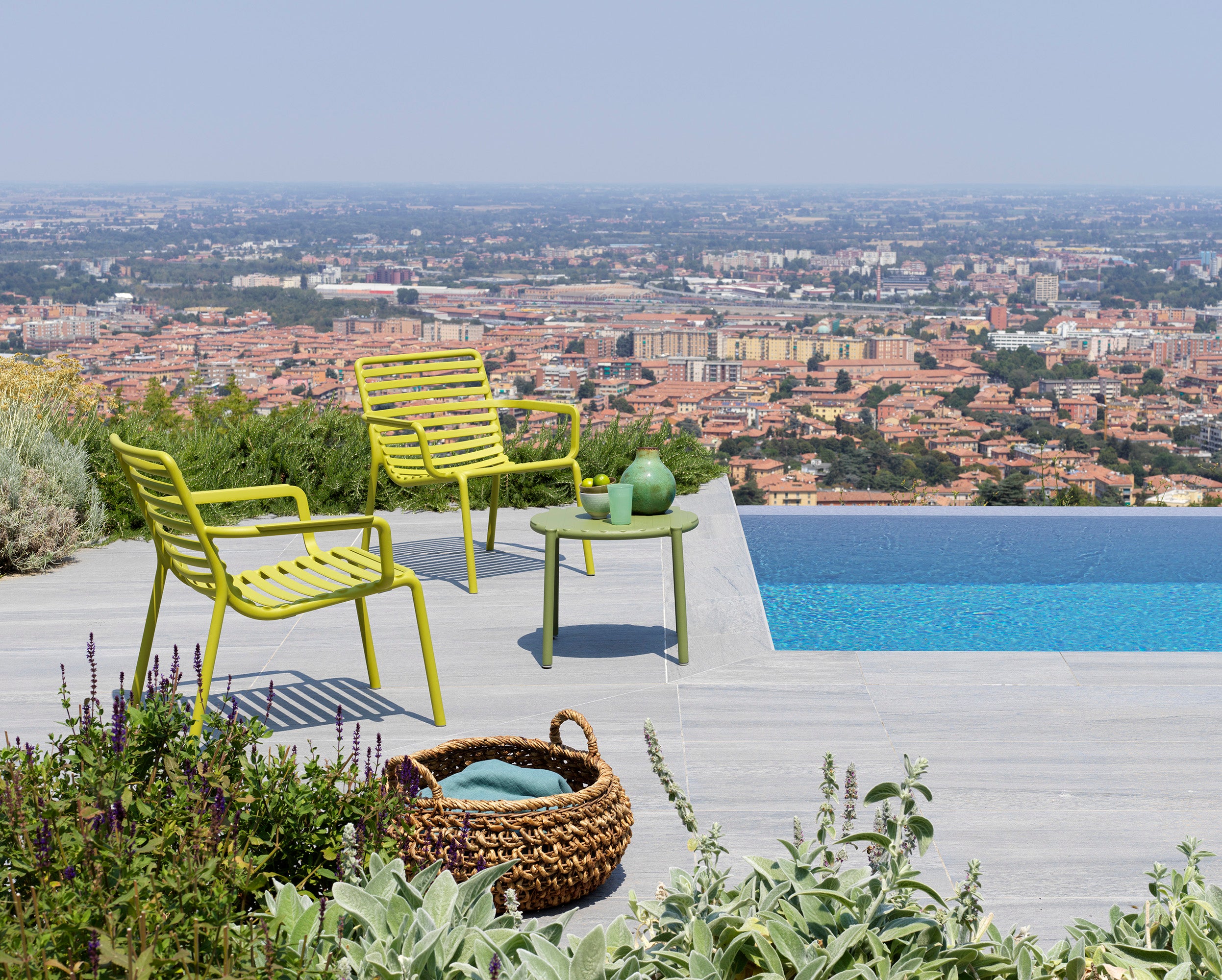 Ronde buitenbijzettafel DOGA peren groen