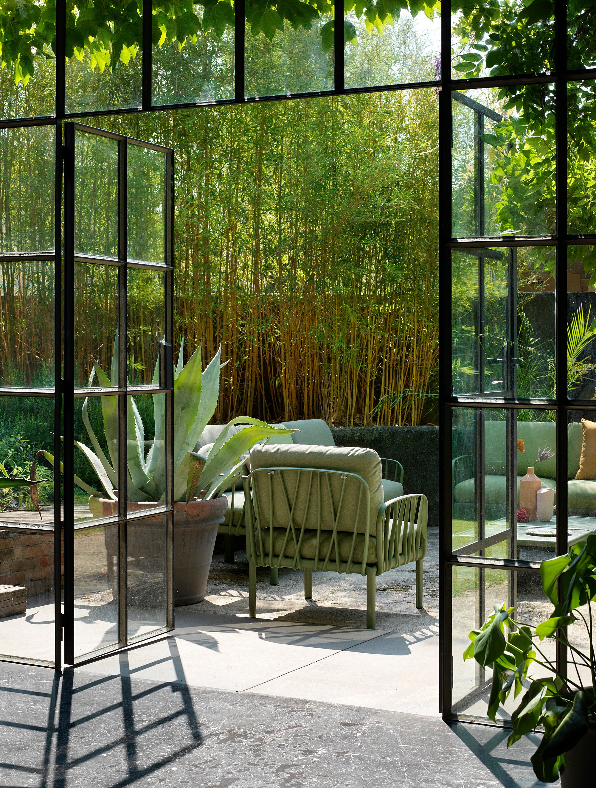 Modularer Außen-Ecksofa KOMODO 5 beige Sunbrella® mit grüner Agave-Basis