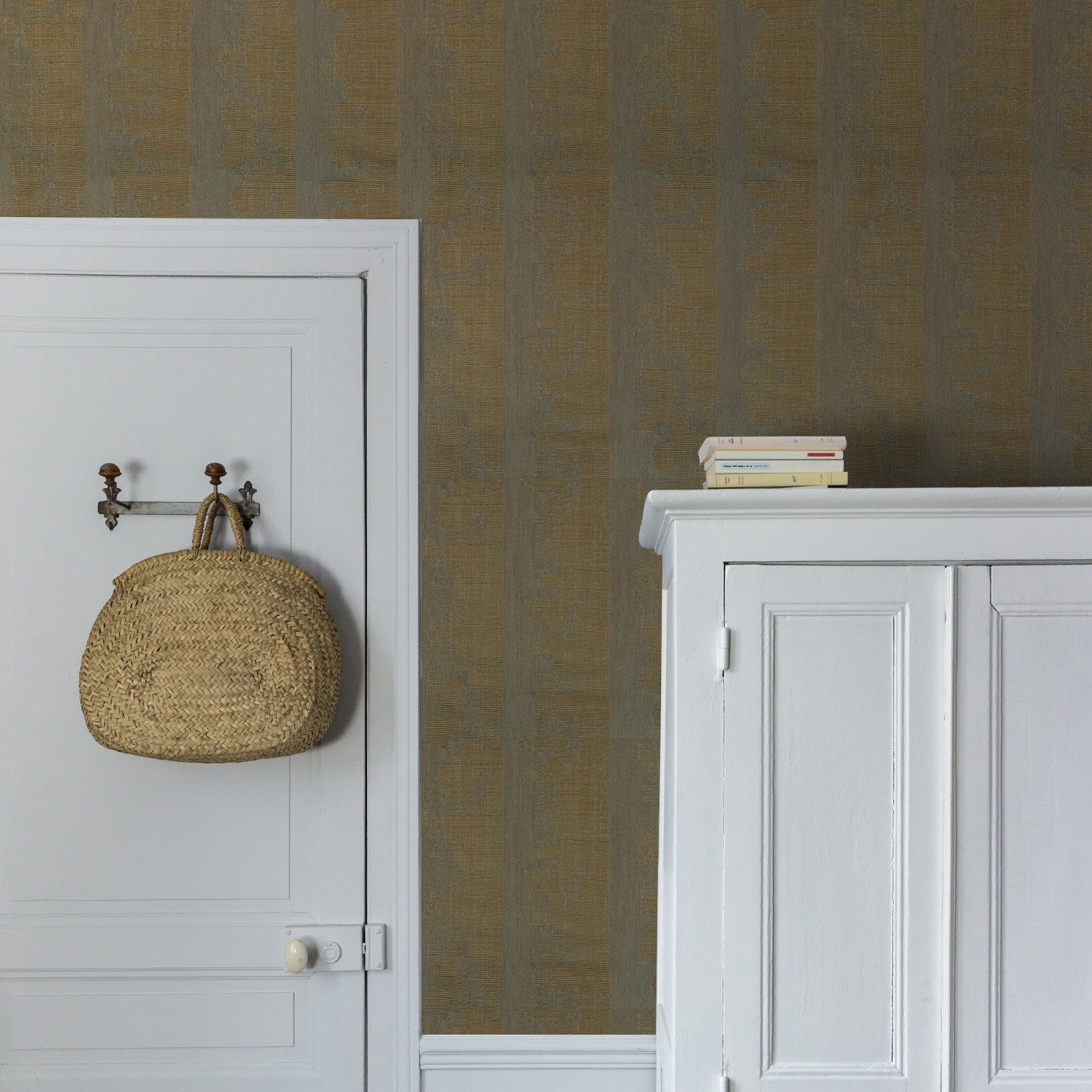 Strukturtapete mit metallischen Reflexen NÉRIKOMI - VERT DE GRIS/DORÉ gold mit grün