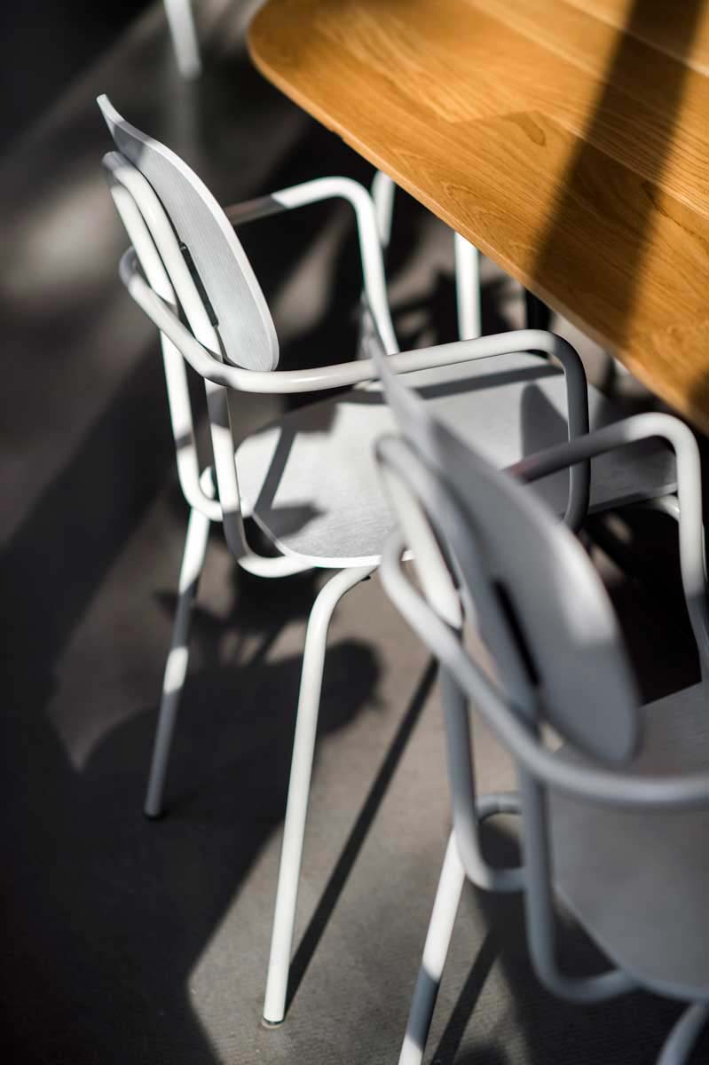 Krzesło NEW SCHOOL jasnoszara podstawa