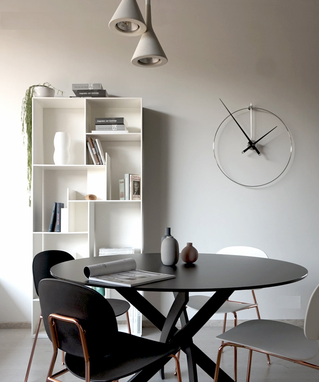 Wanduhr NEW ANDA aus schwarzem Nussbaumholz mit Chrom