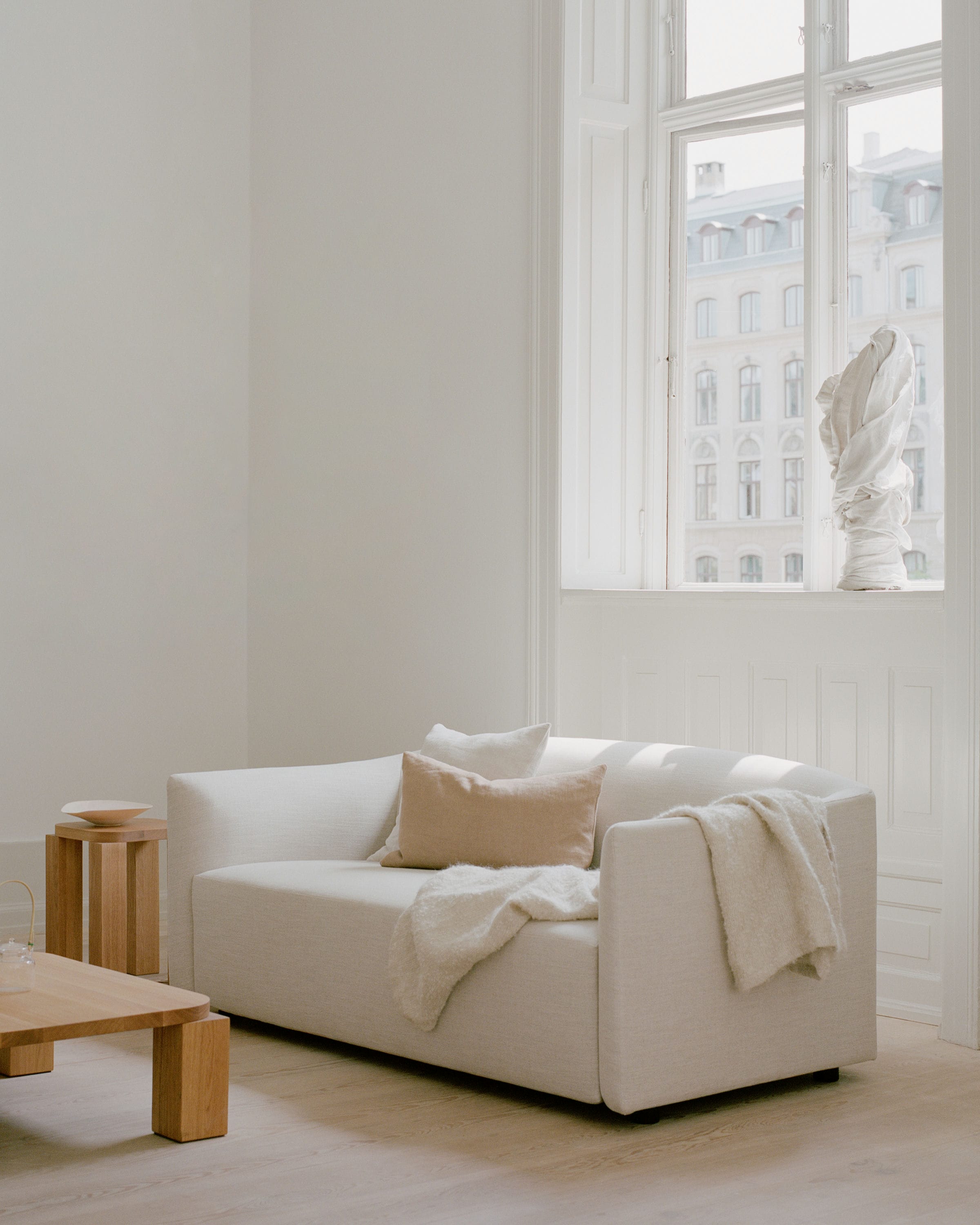 Sofa 2-osobowa SHORE tapicerowany do salonu – styl minimalistyczny