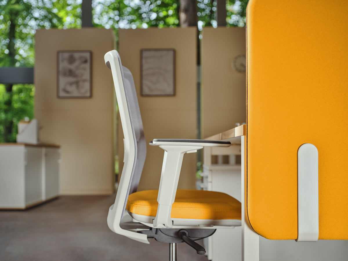 Fauteuil met geperforeerde rugleuning EVO, verstelbare basis met wielen voor harde oppervlakken