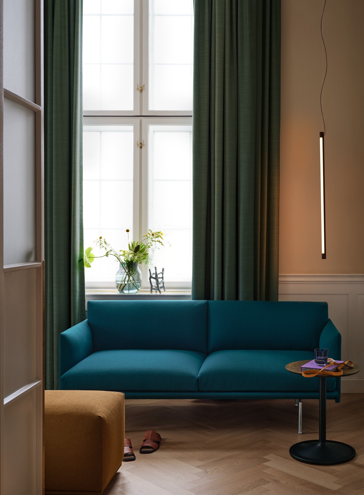 Zijtafel SOFT donker eikenhout met zwarte basis