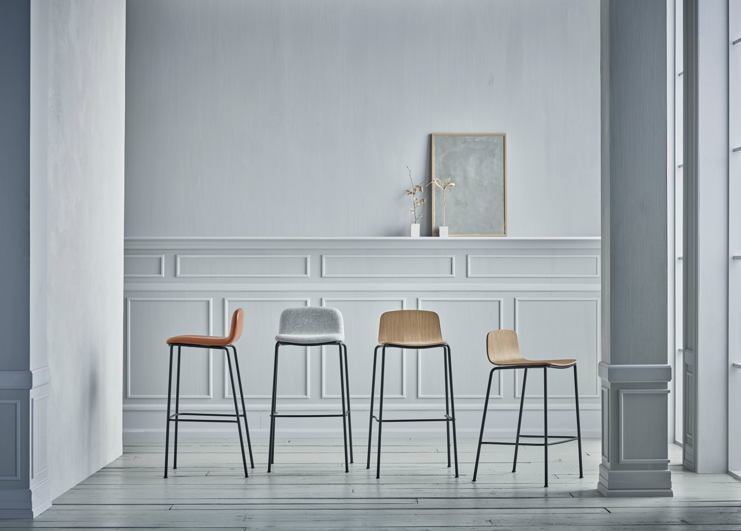 Hocker PALM zwart eikenfineer met zwarte metalen basis