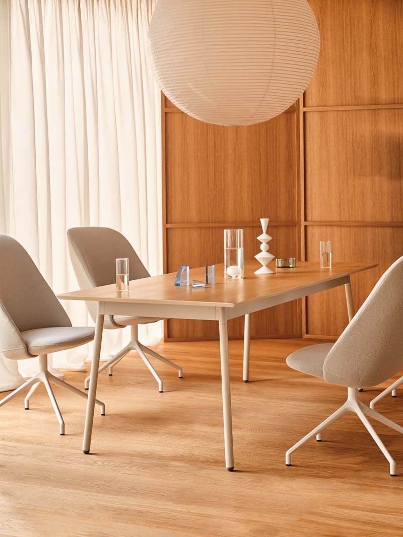 Rotbarer Sessel mit einer hohen Basis -Metall -Parallelbasis