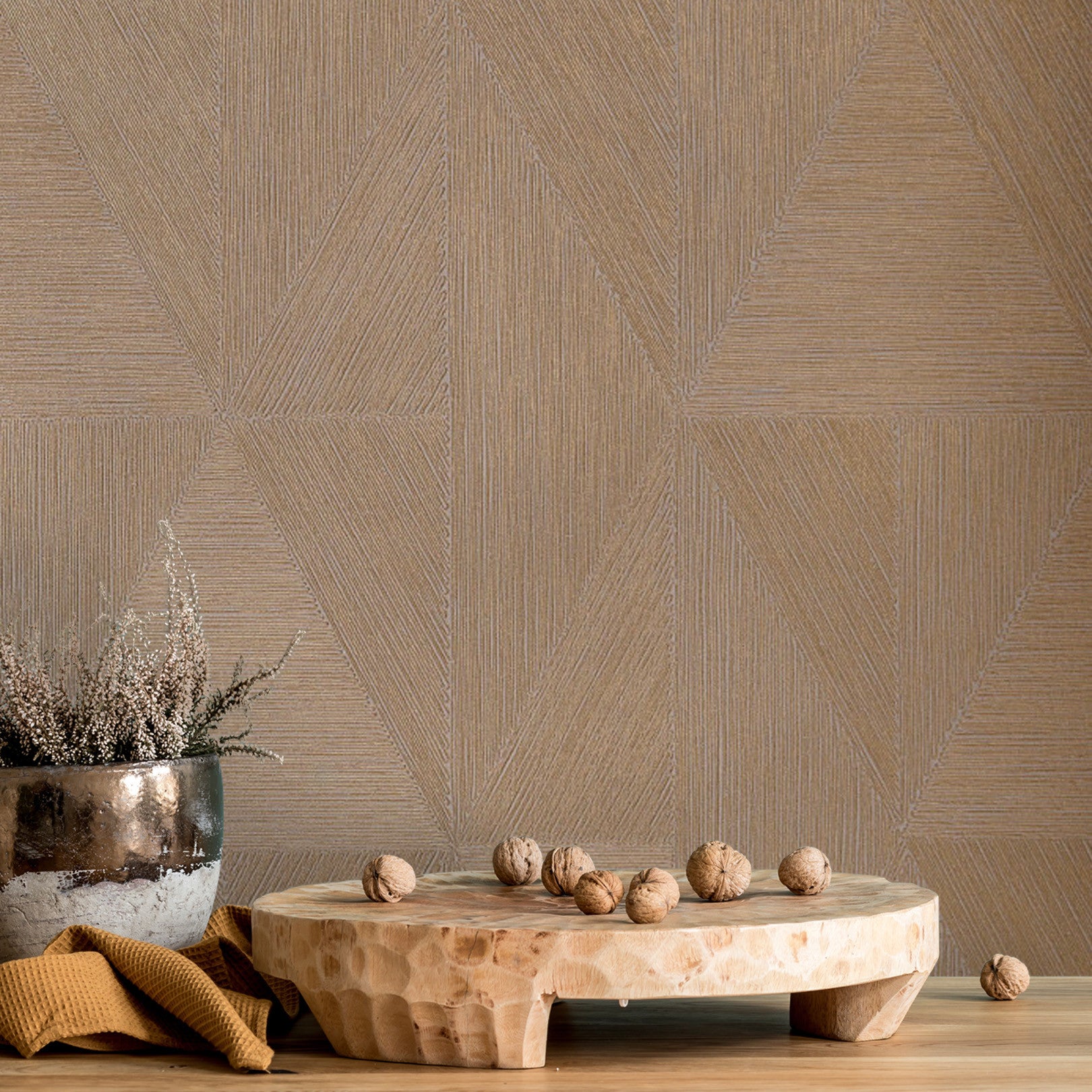 Metallic wallpaper with geometric pattern PARANGON - MORDORE brown