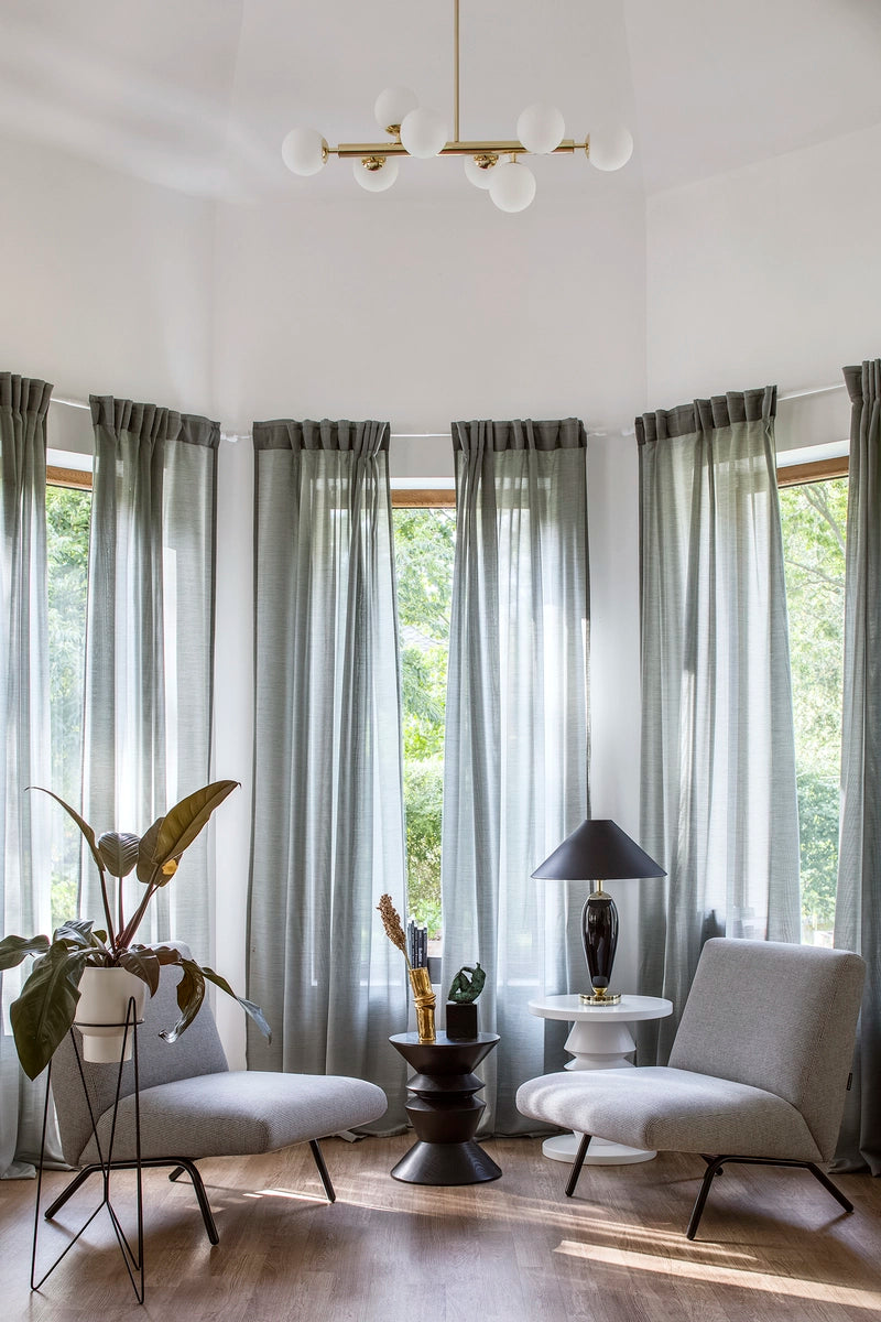 Tafellamp REA zwart met zwarte voet en gouden afwerking