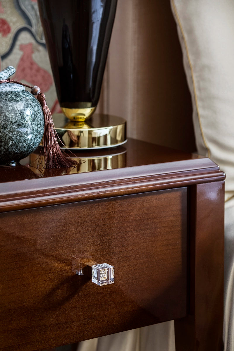 Tafellamp REA zwart met zwarte voet en gouden afwerking